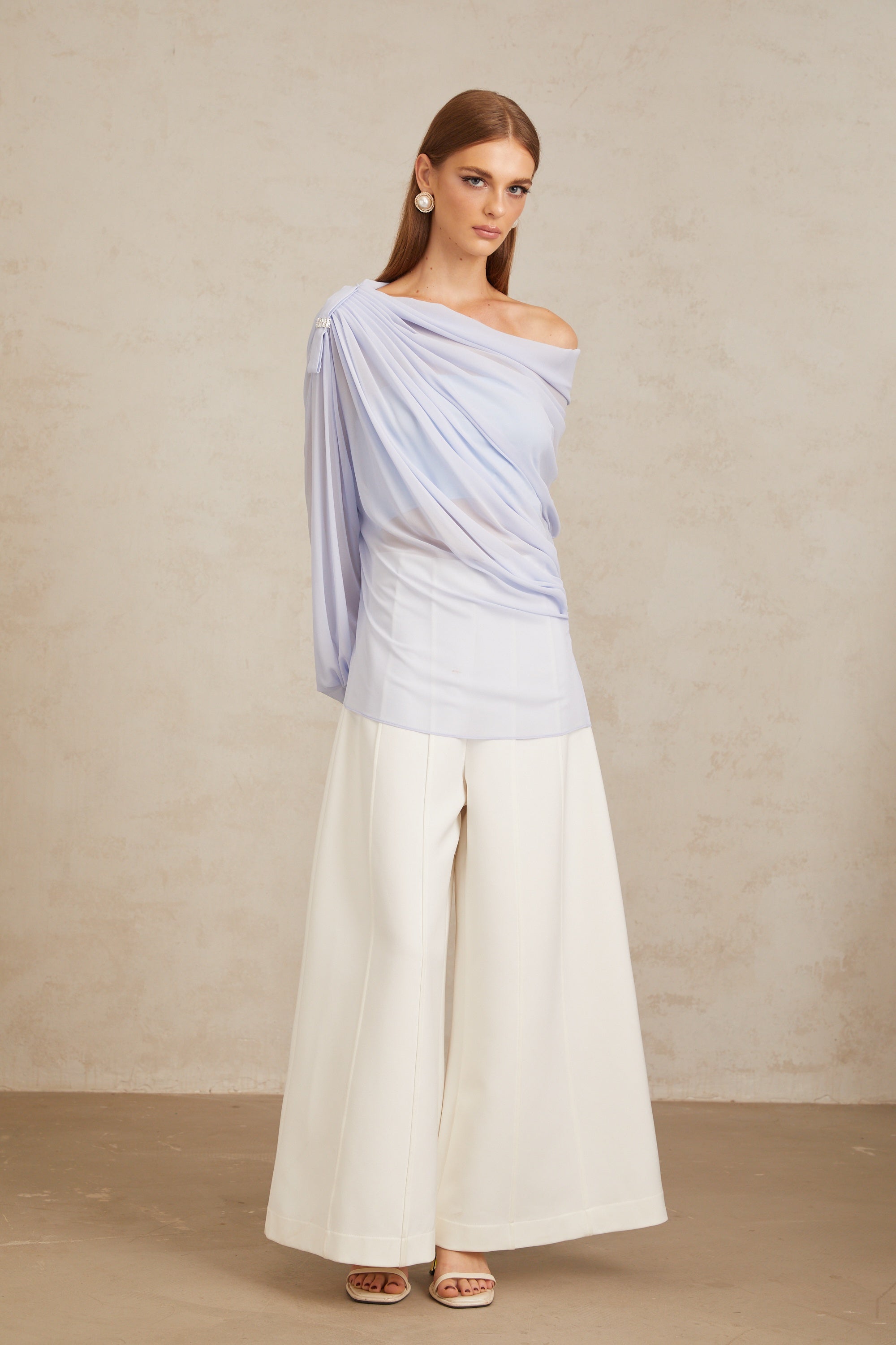 بلوزة ليوني شيفون مزينة بفيونكة وكريستال أزرق