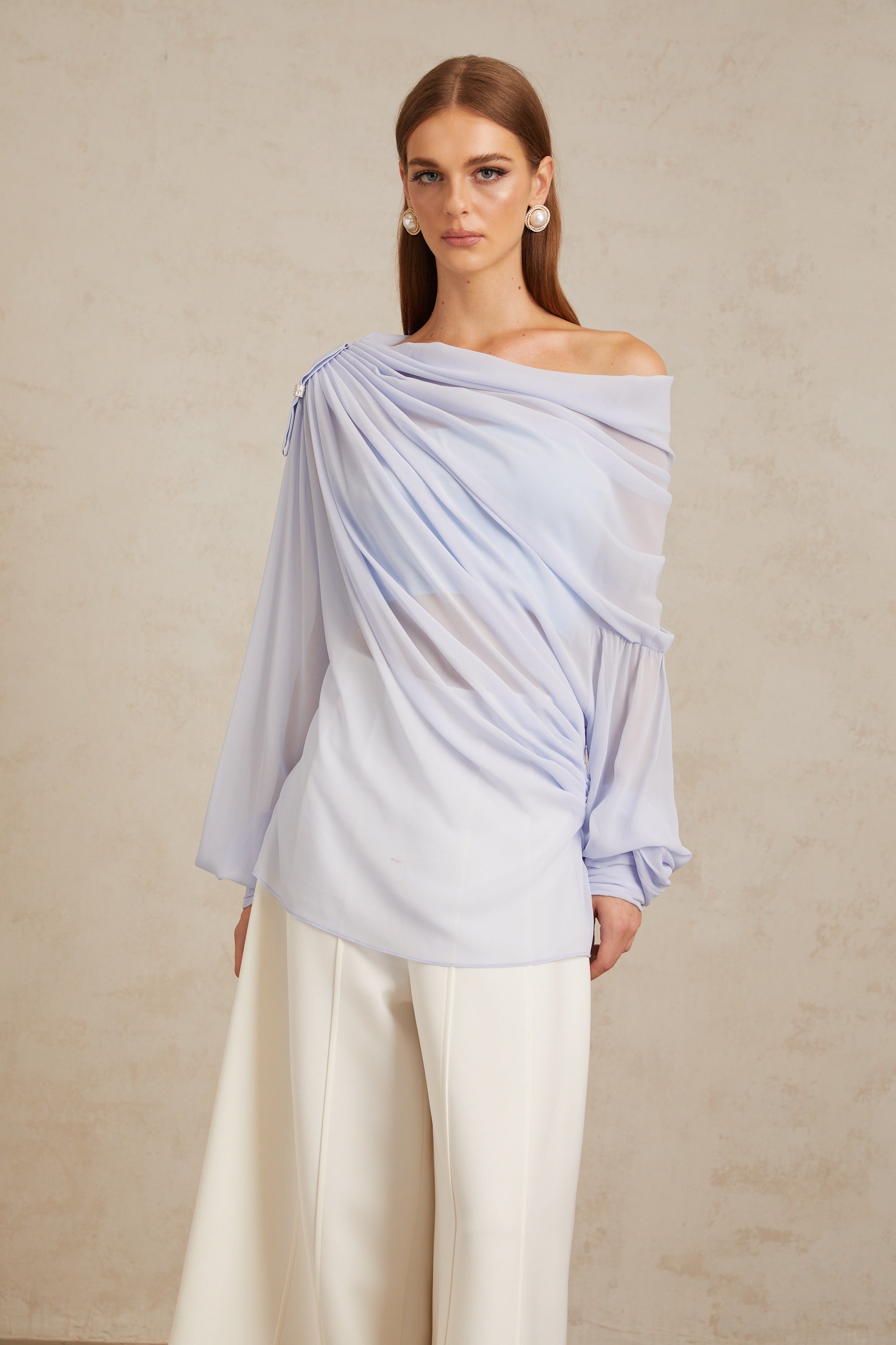 بلوزة ليوني شيفون مزينة بفيونكة وكريستال أزرق