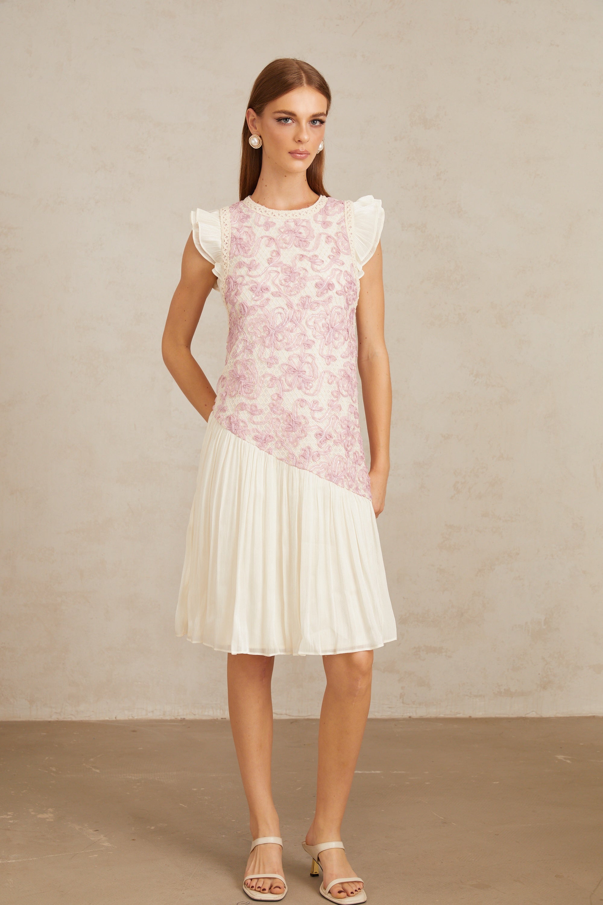 Charitina – Rosa, gehäkeltes Midikleid mit floralem Einsatz