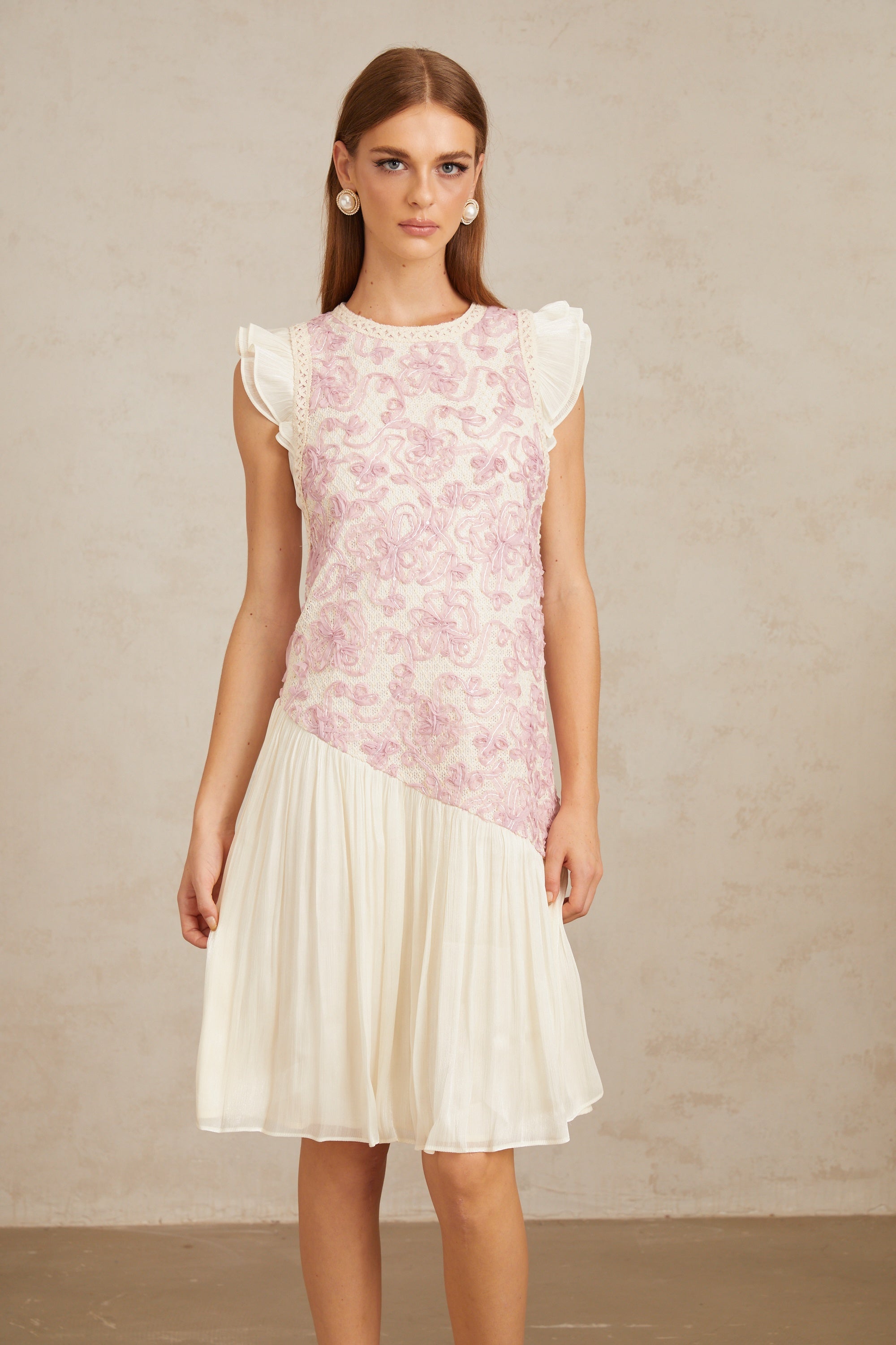 Charitina – Rosa, gehäkeltes Midikleid mit floralem Einsatz