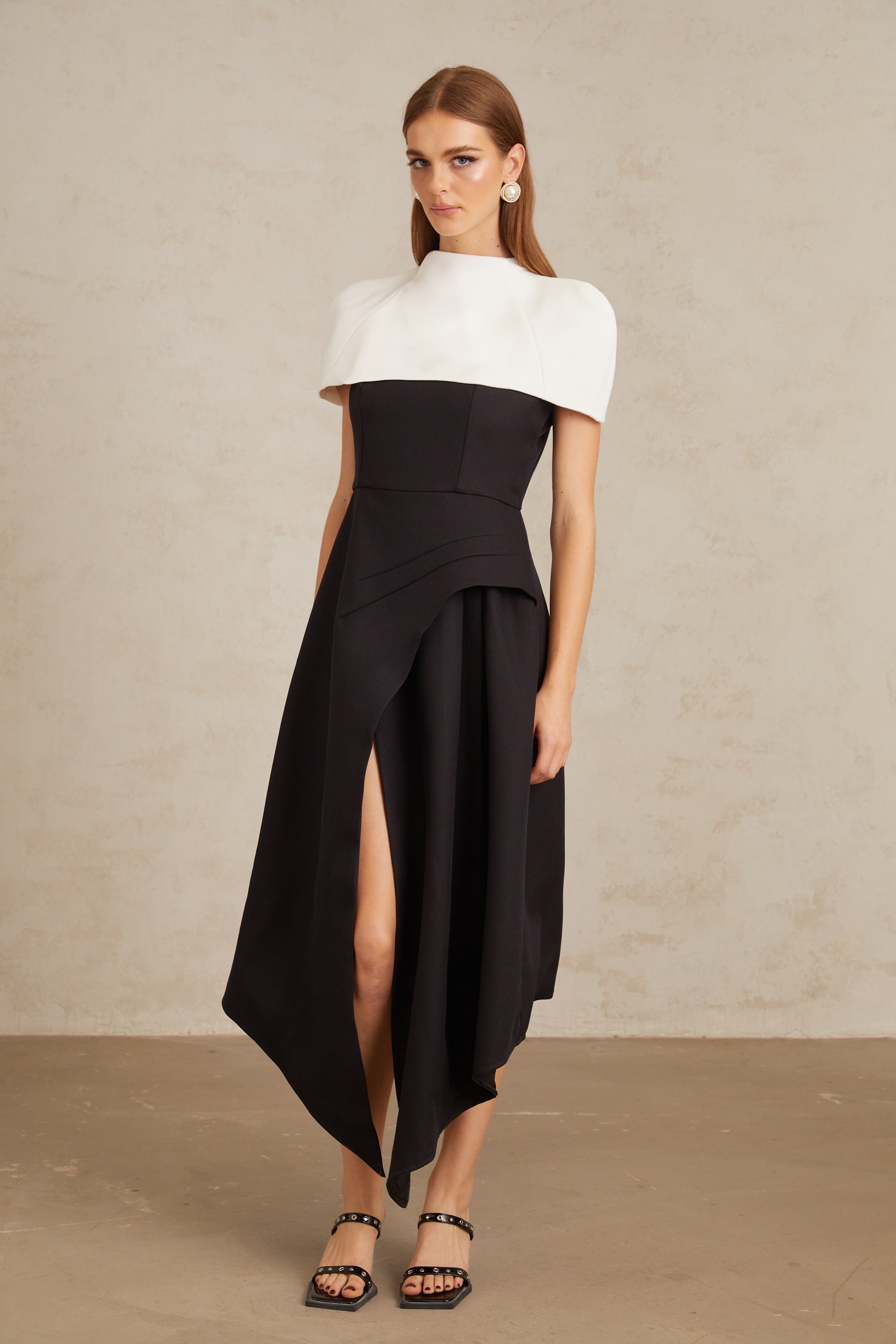 فستان فابيان متوسط الطول بألوان متعددة مع تفاصيل شال