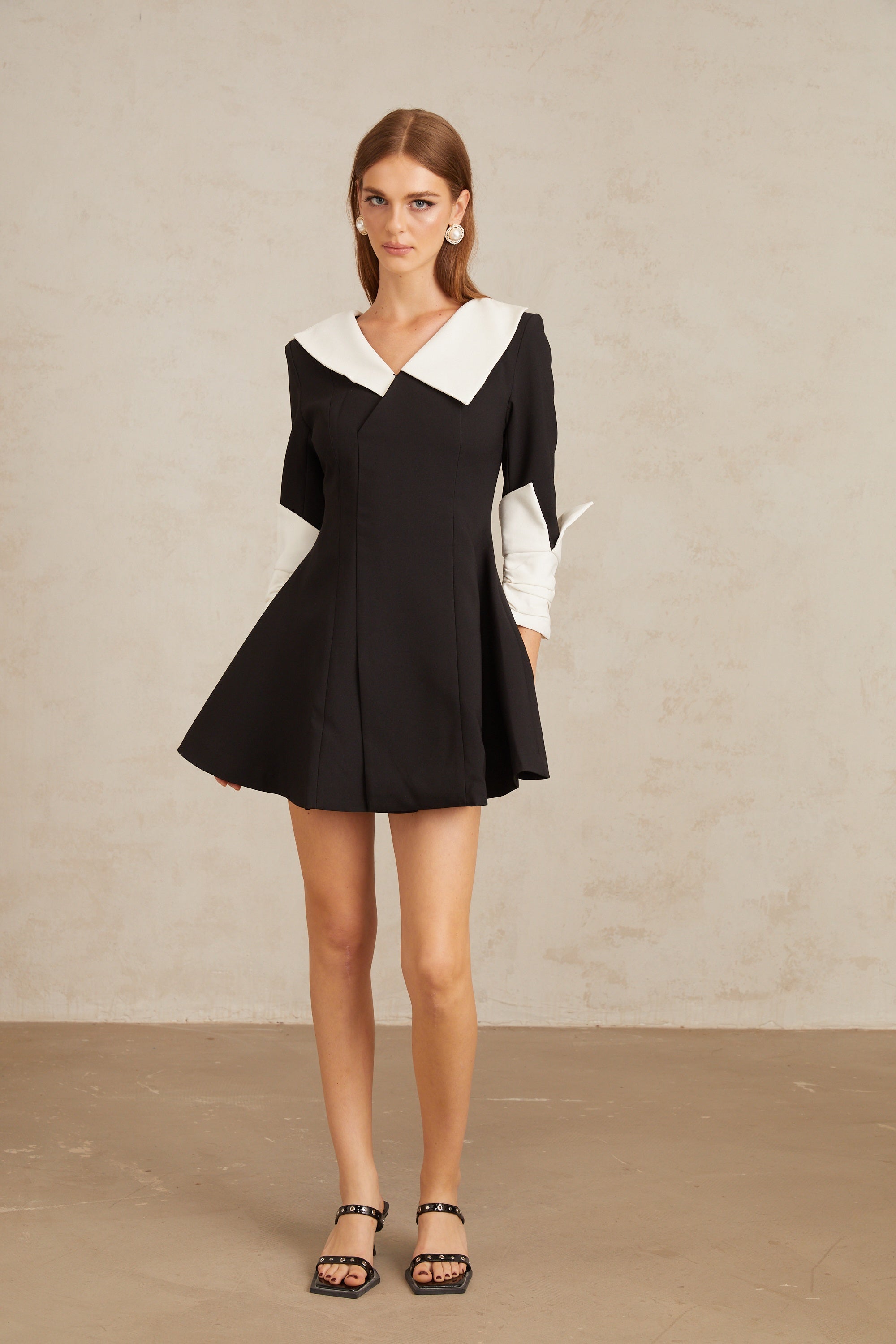 فستان كارين قصير واسع من الأمام بألوان متعددة