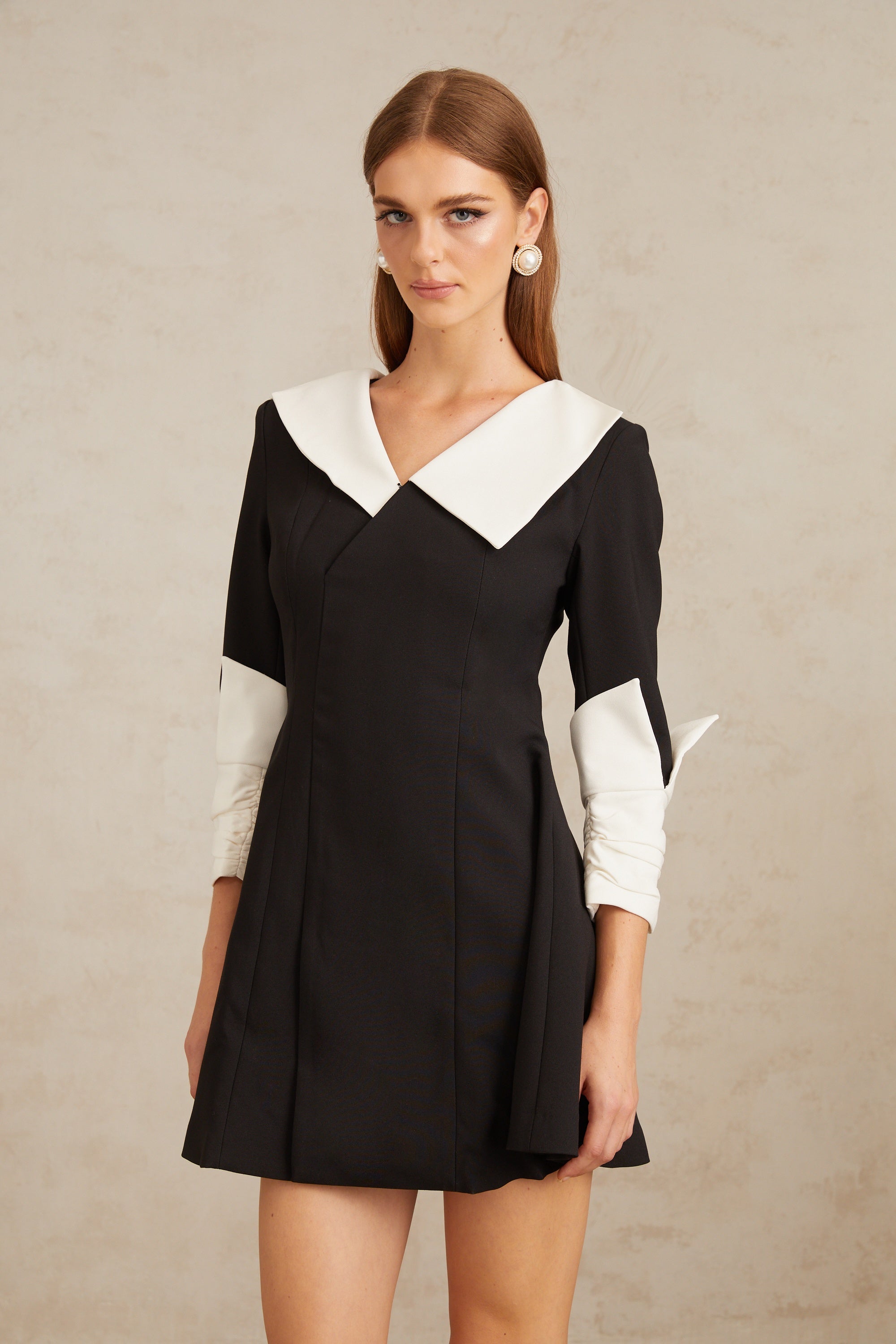 فستان كارين قصير واسع من الأمام بألوان متعددة