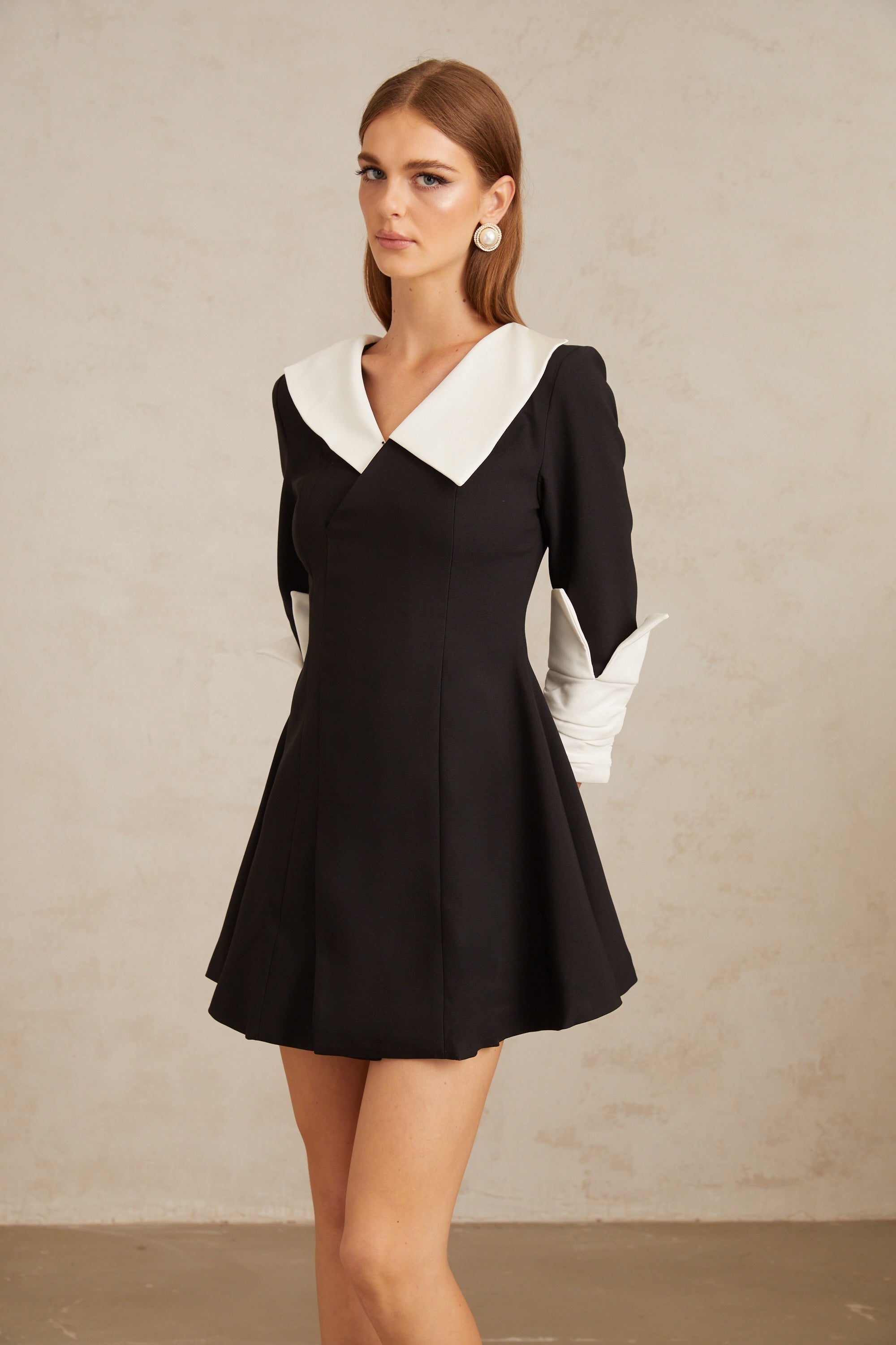 فستان كارين قصير واسع من الأمام بألوان متعددة