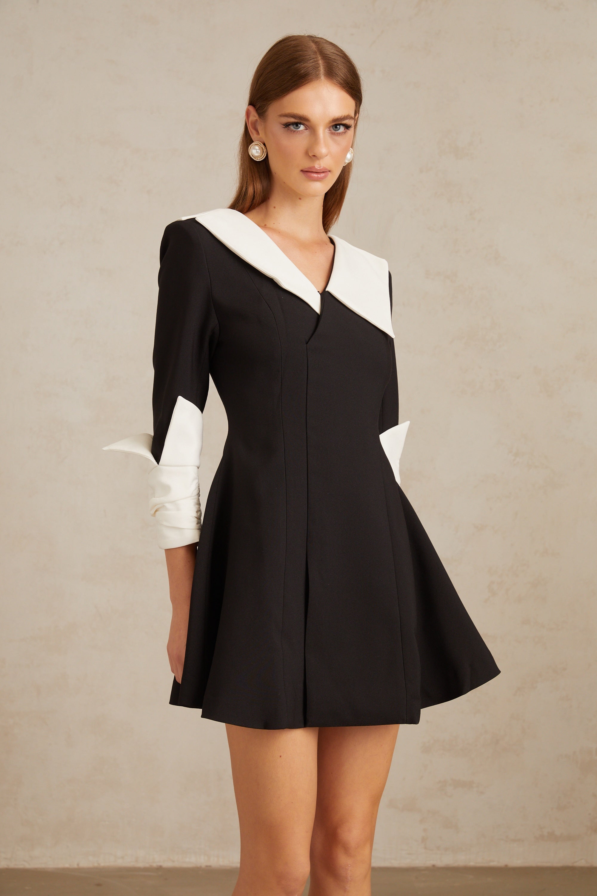 فستان كارين قصير واسع من الأمام بألوان متعددة