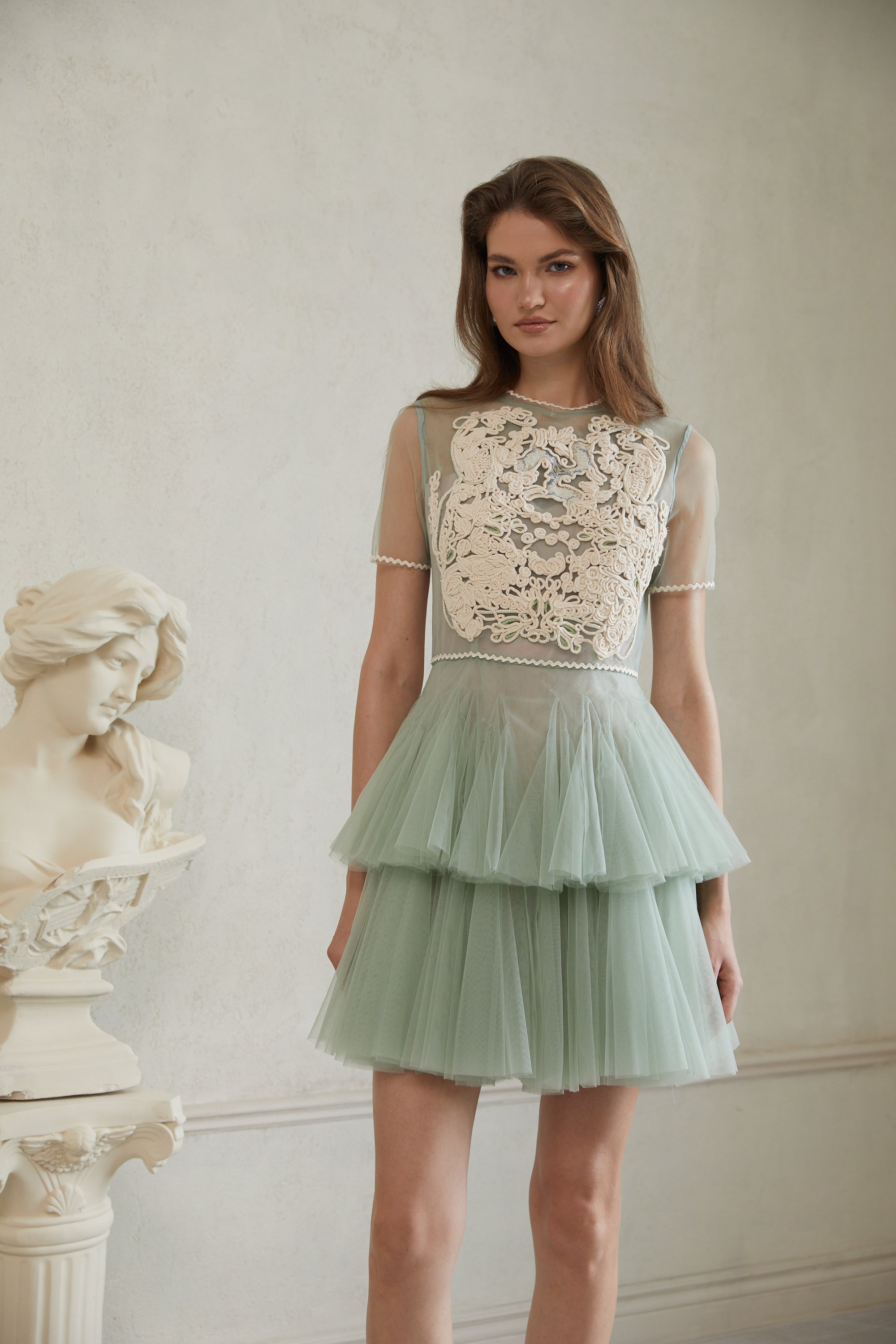 Aikaterini – Grünes Minikleid aus geflochtenem Tüll mit Blumenmuster