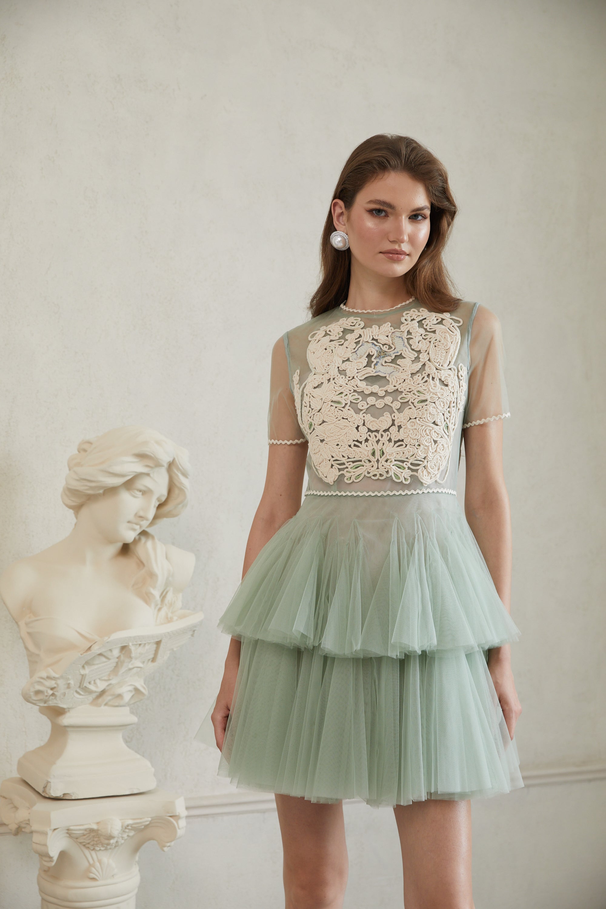 Aikaterini – Grünes Minikleid aus geflochtenem Tüll mit Blumenmuster