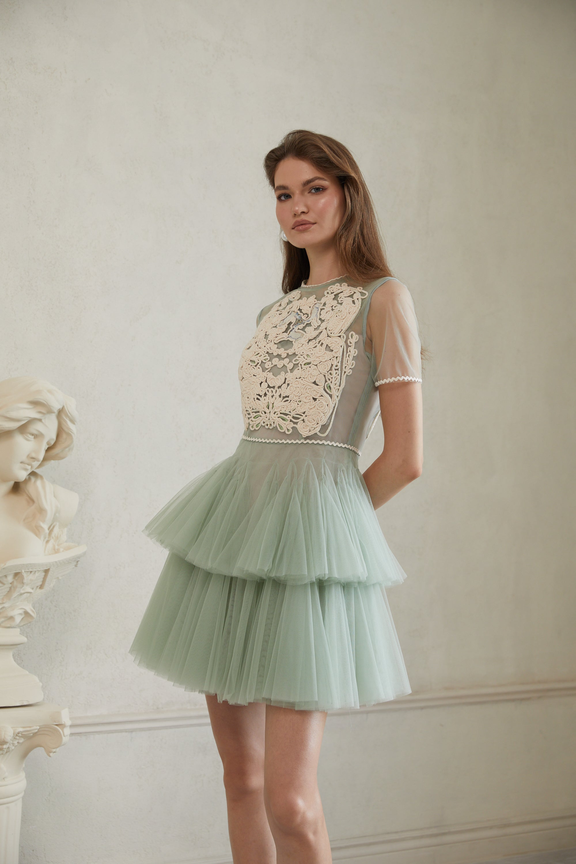 Aikaterini – Grünes Minikleid aus geflochtenem Tüll mit Blumenmuster