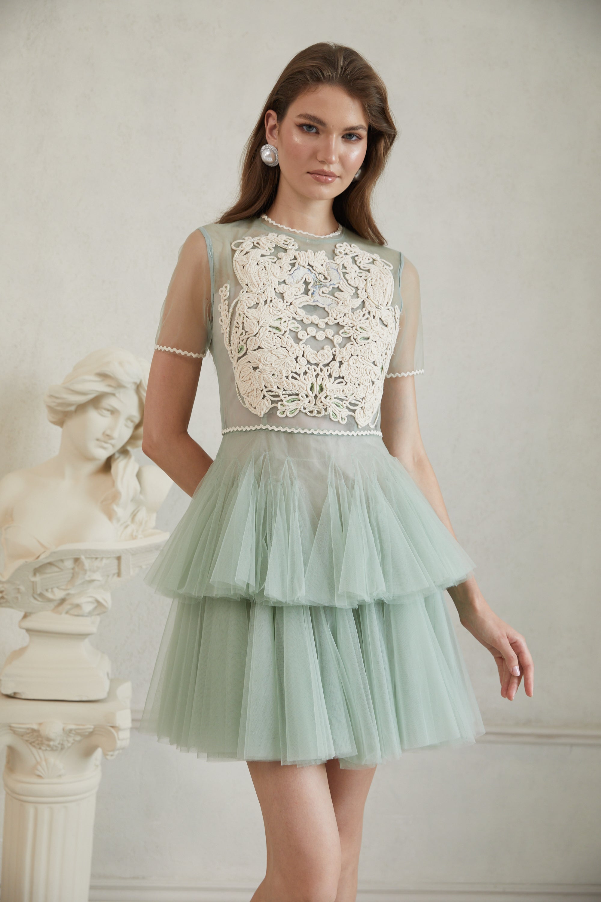 Aikaterini – Grünes Minikleid aus geflochtenem Tüll mit Blumenmuster