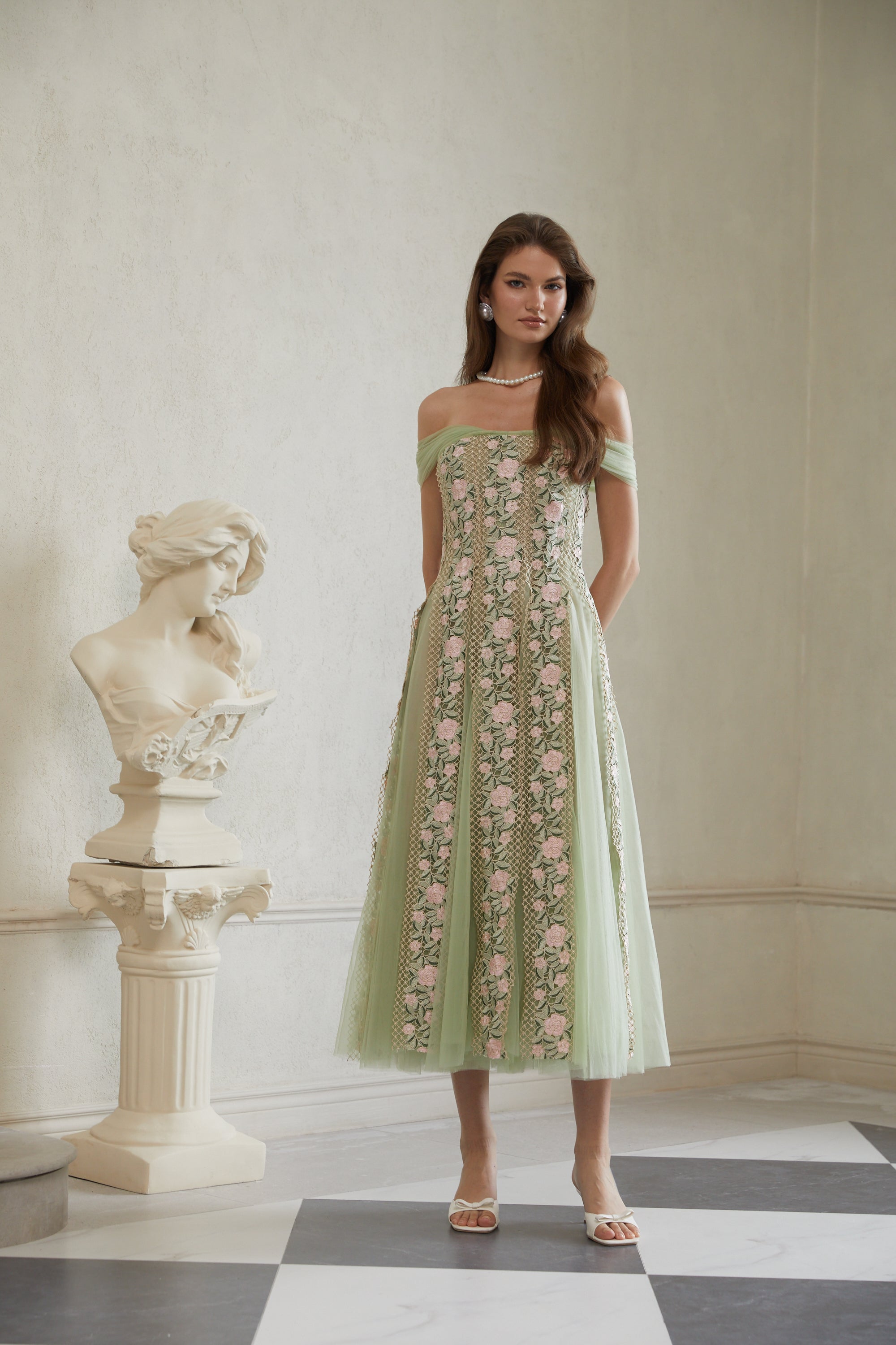 Eleni – Grünes Midikleid mit Tülleinsatz und Blumenmuster