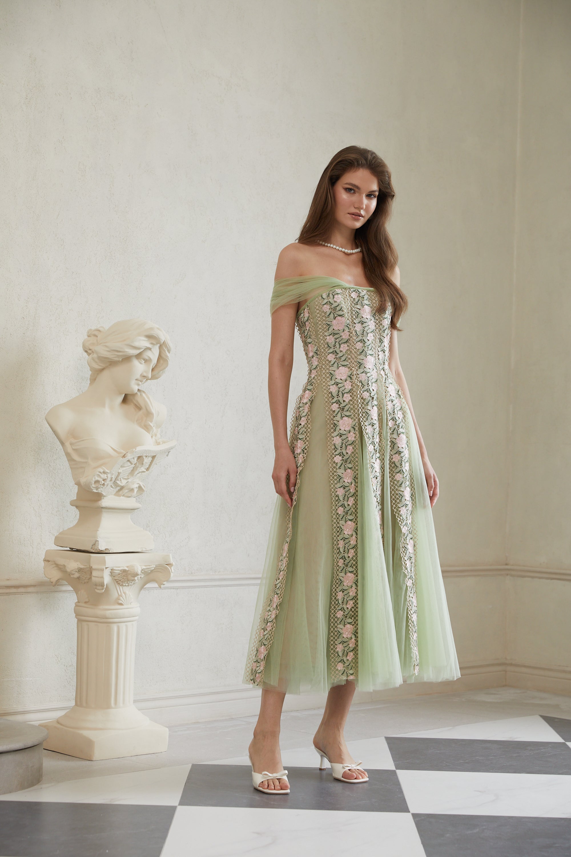 Eleni – Grünes Midikleid mit Tülleinsatz und Blumenmuster