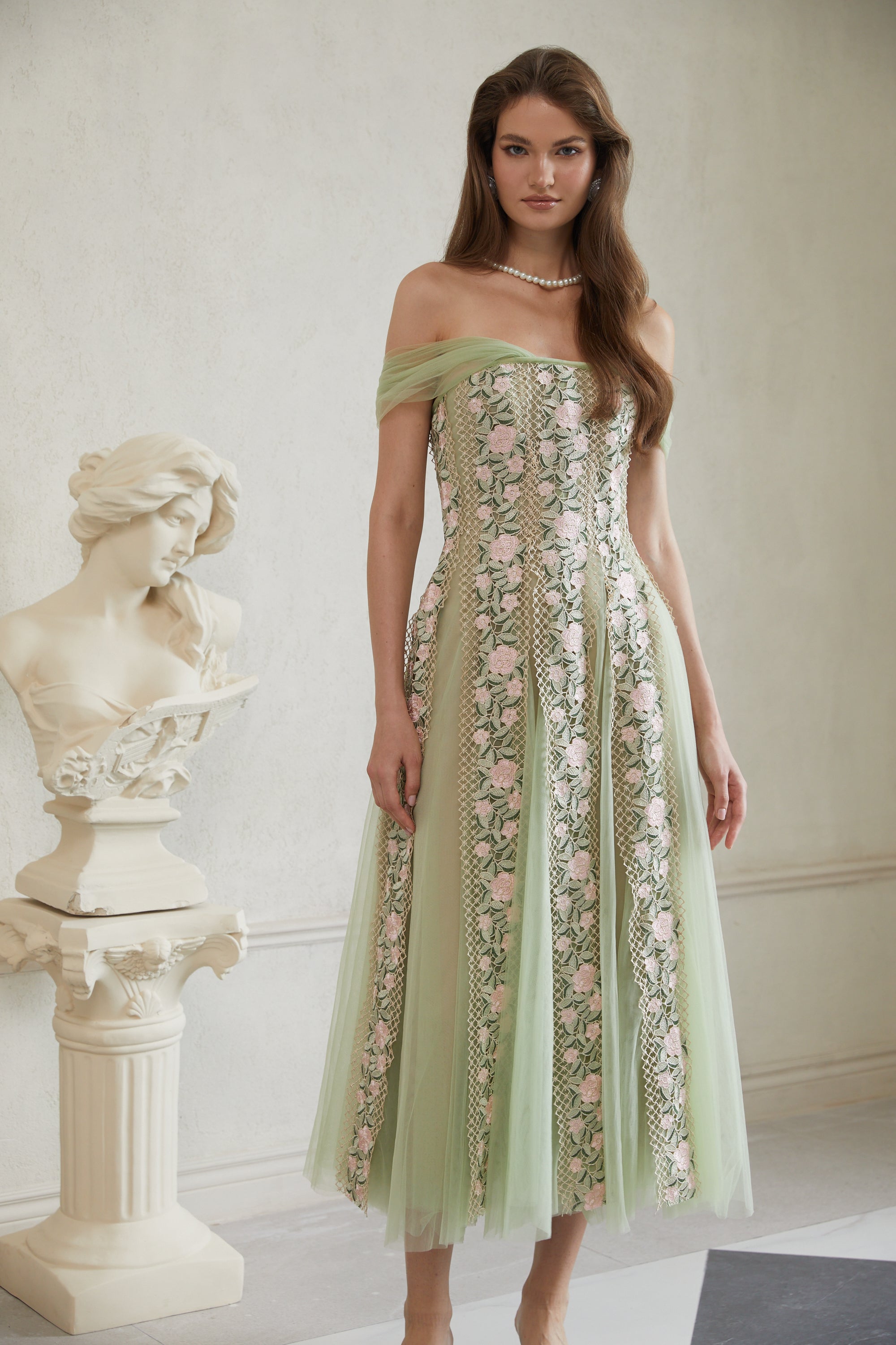 Eleni – Grünes Midikleid mit Tülleinsatz und Blumenmuster