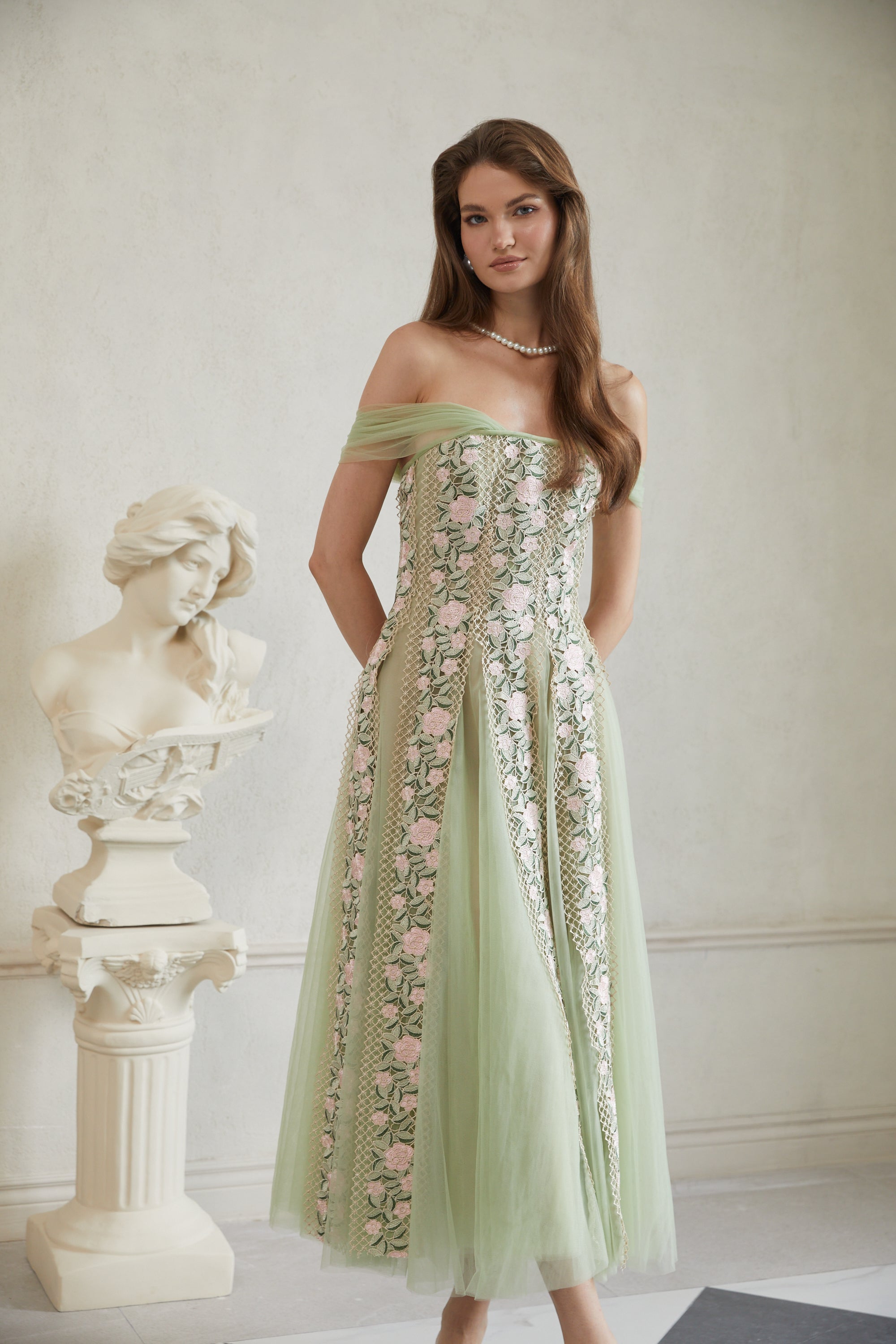 Eleni – Grünes Midikleid mit Tülleinsatz und Blumenmuster