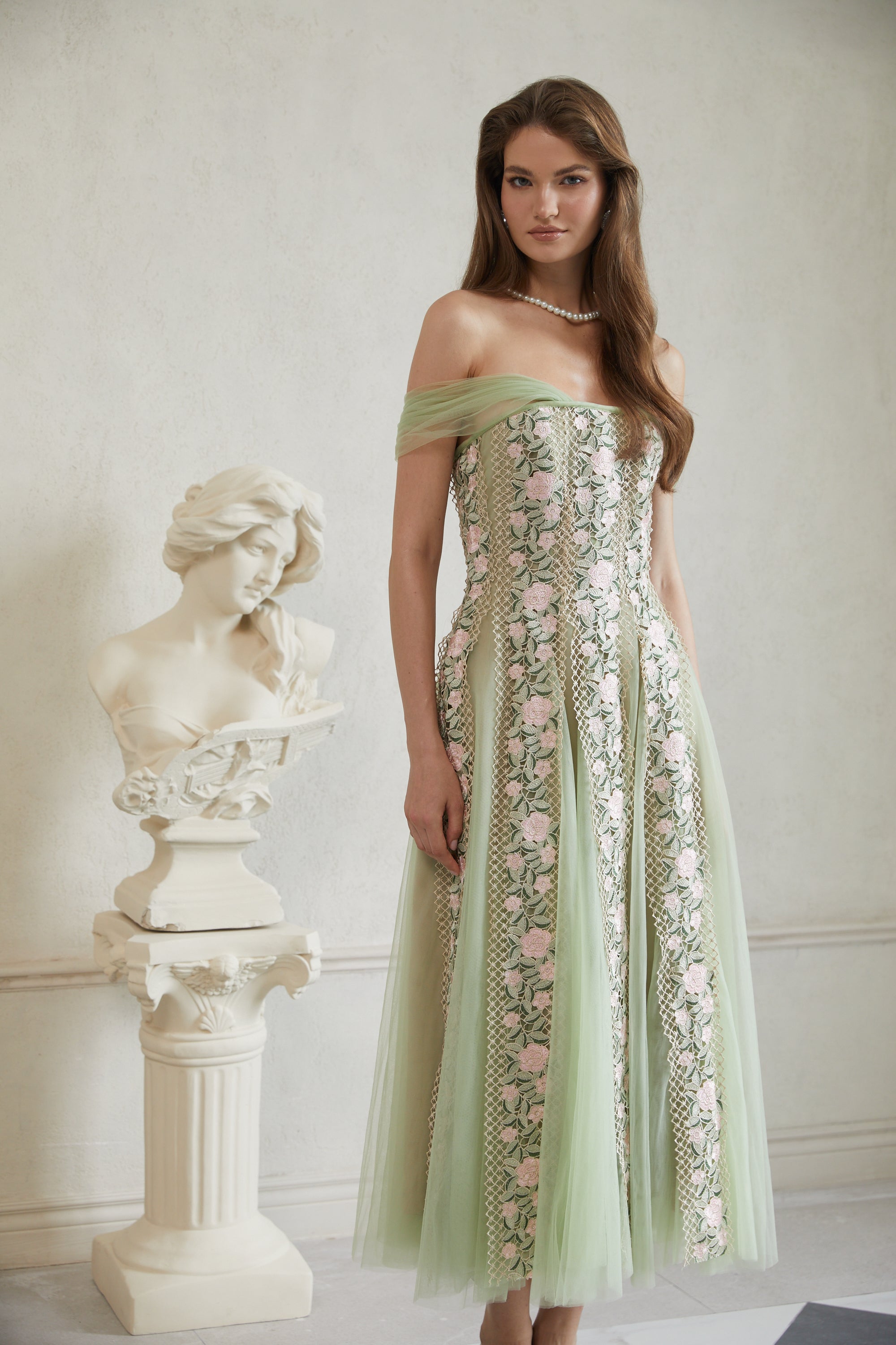 Eleni – Grünes Midikleid mit Tülleinsatz und Blumenmuster