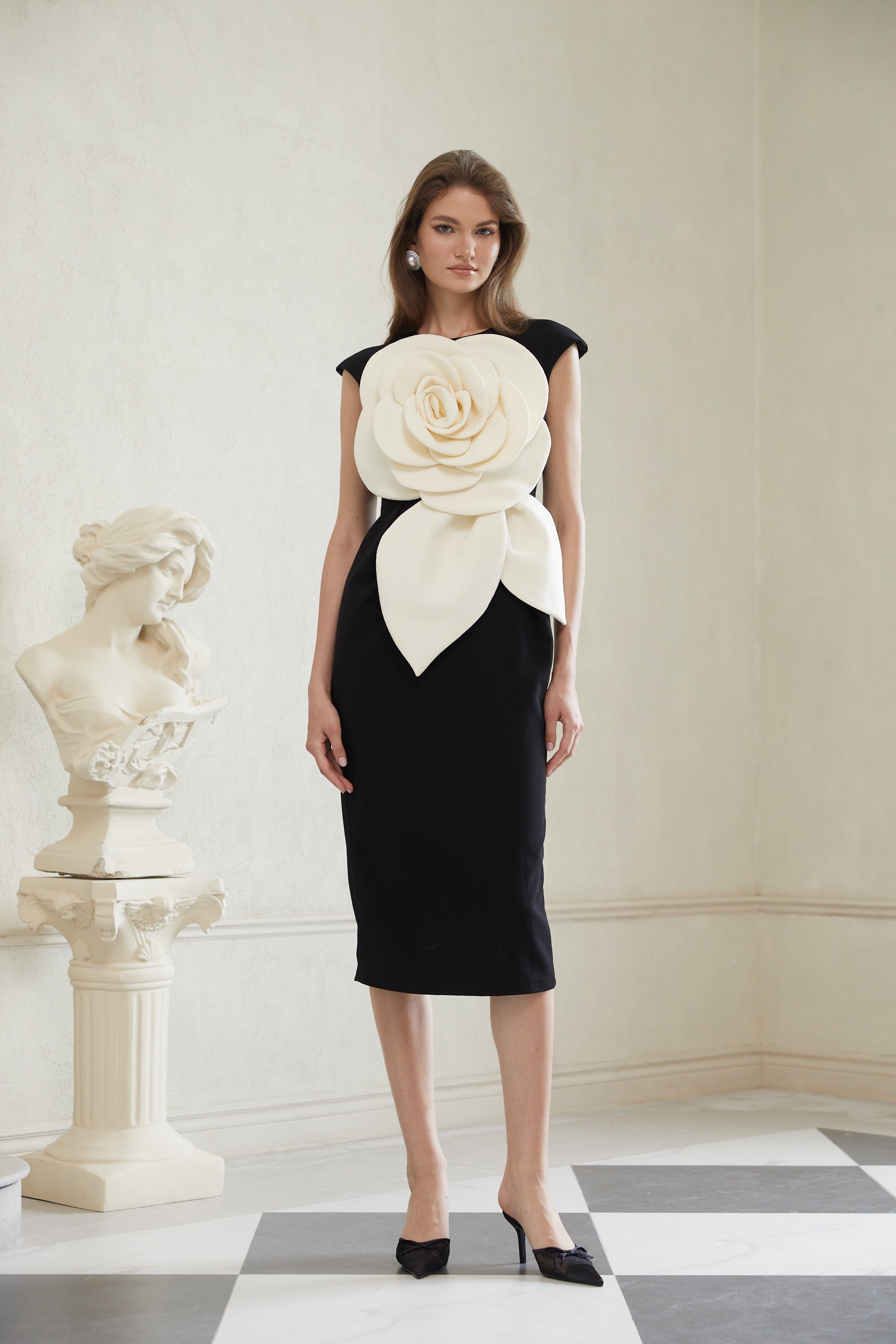 Aurélienne – Schwarzes Midi-Bleistiftkleid mit 3D-Blütenblättern