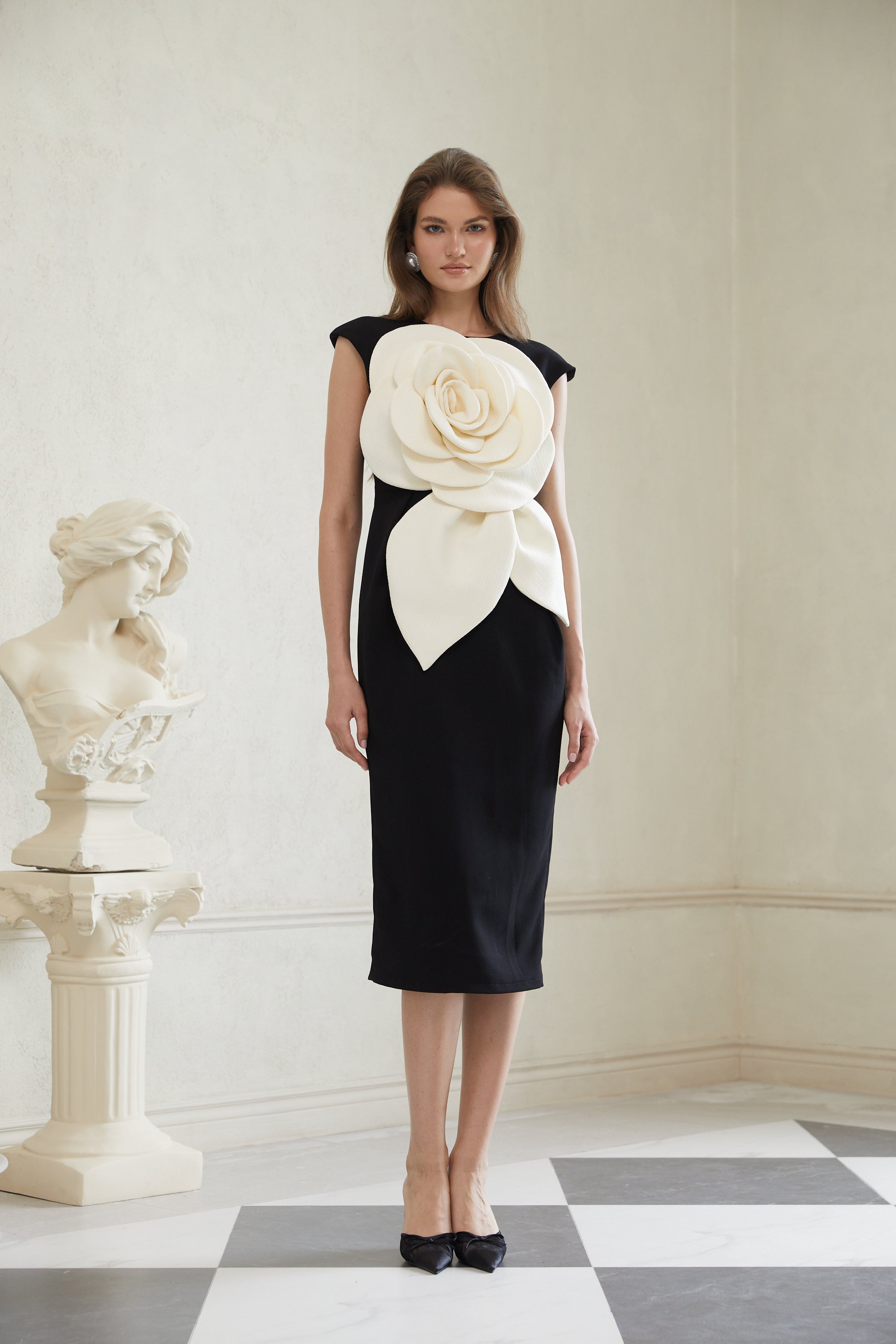 Aurélienne – Schwarzes Midi-Bleistiftkleid mit 3D-Blütenblättern