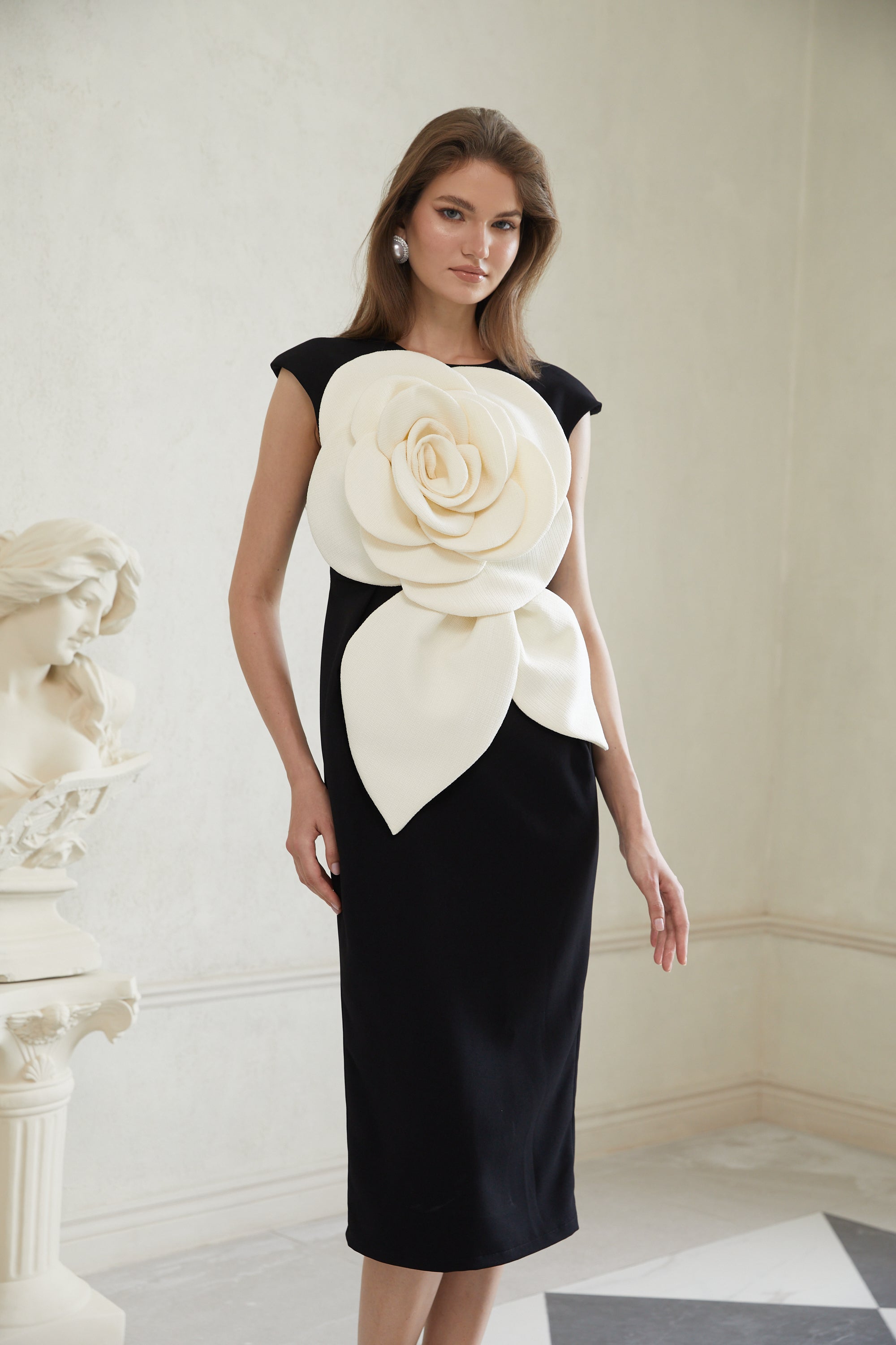 Aurélienne – Schwarzes Midi-Bleistiftkleid mit 3D-Blütenblättern
