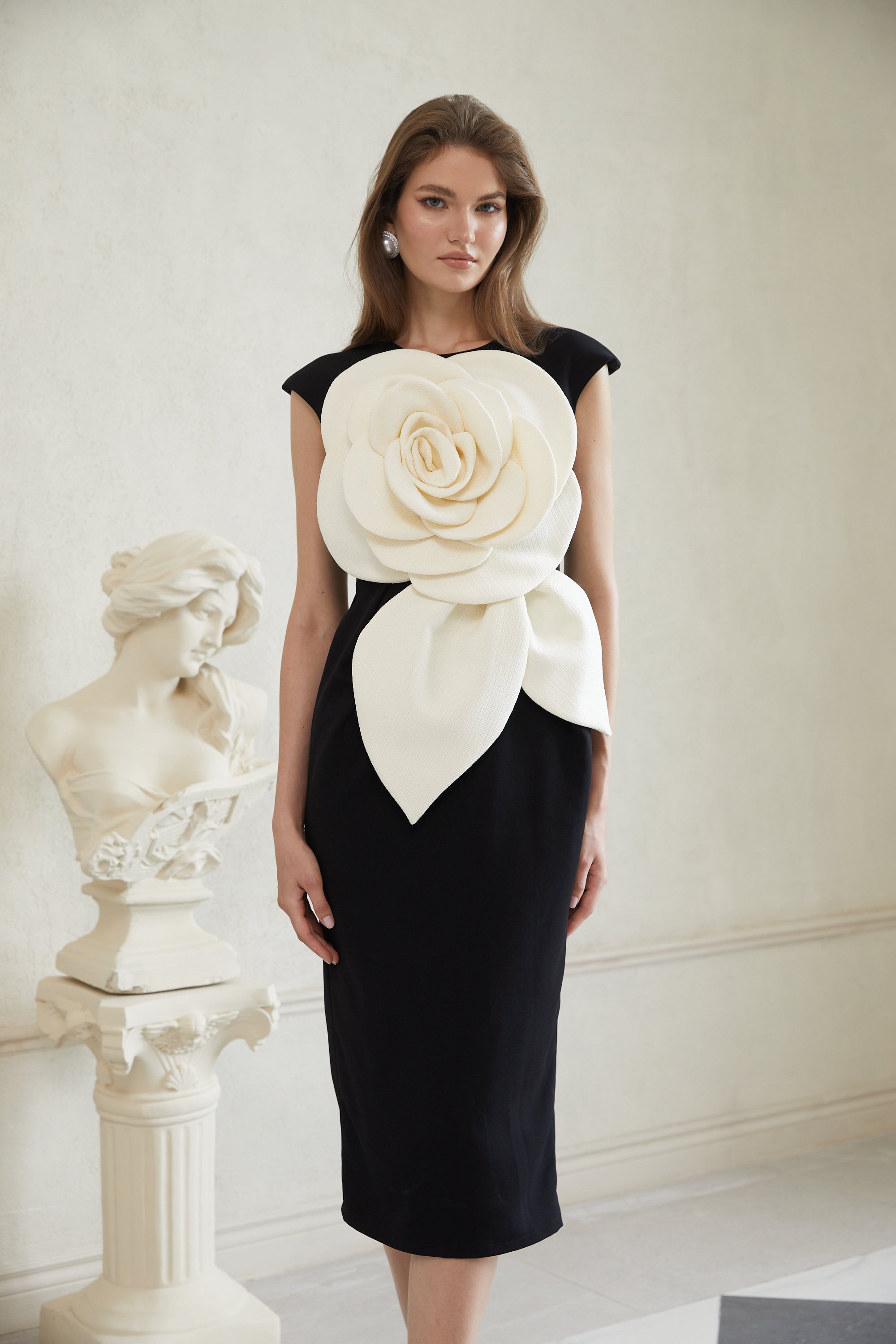 Aurélienne – Schwarzes Midi-Bleistiftkleid mit 3D-Blütenblättern