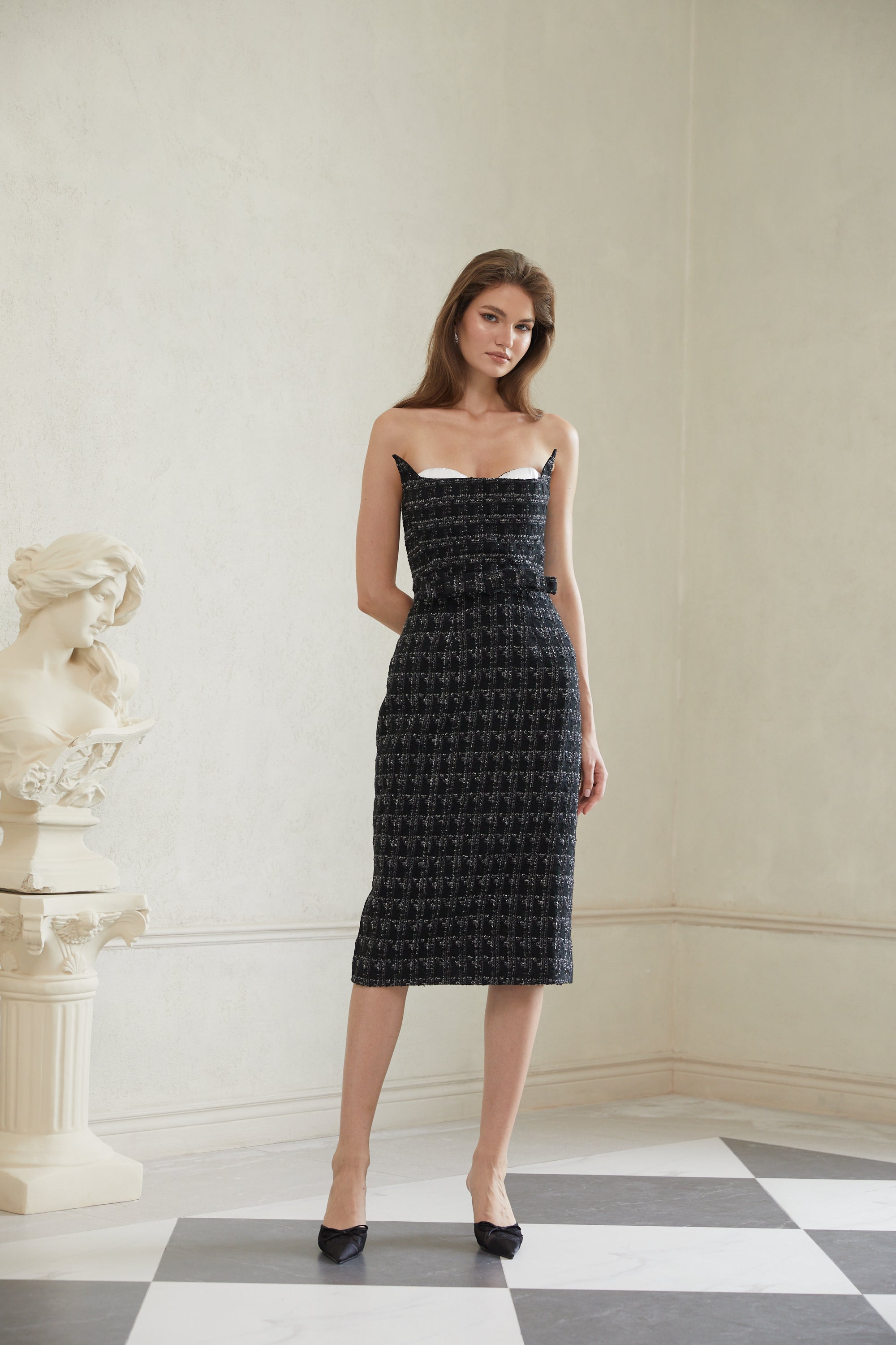 فستان راوها متوسط ​​الطول من قماش التويد المنقوش باللون الأسود