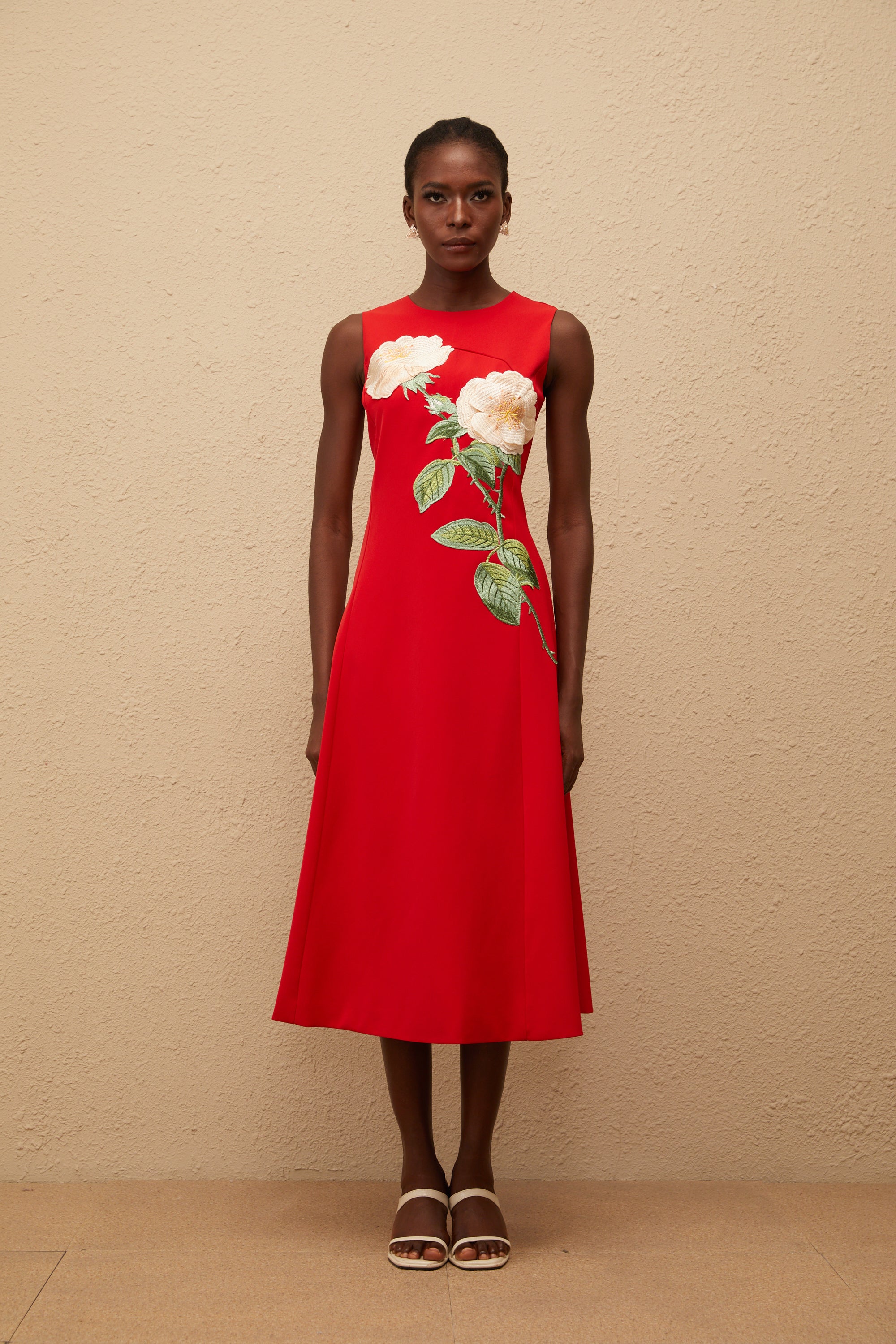 Mackenzie – Rotes Midikleid mit Blumenstickerei