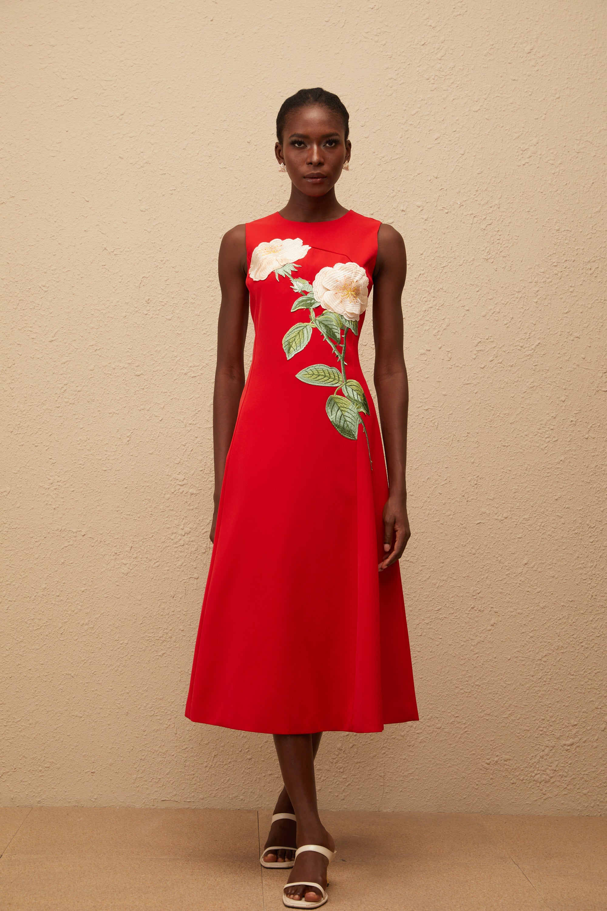 Mackenzie – Rotes Midikleid mit Blumenstickerei