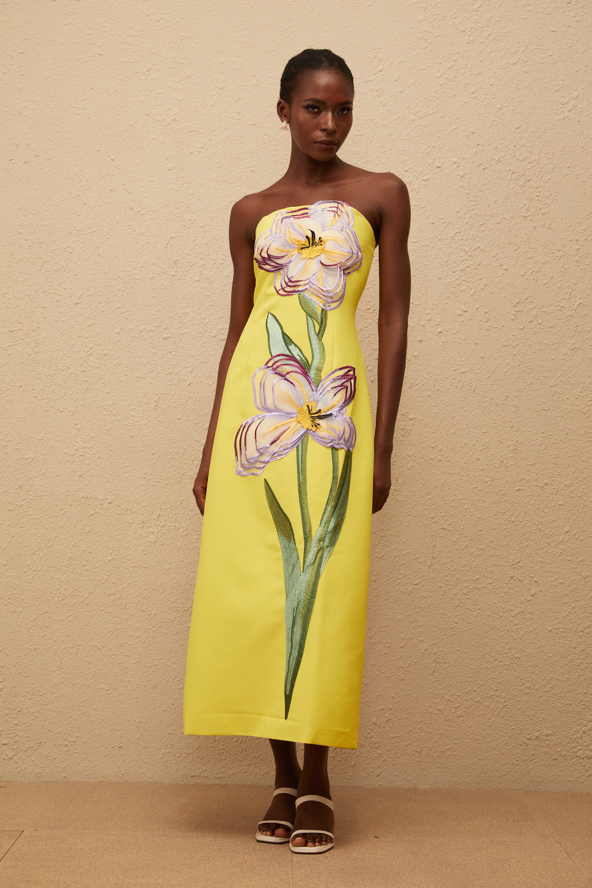 فستان إيرين متوسط الطول مكشوف الكتفين مطرز بالترتر باللون الأصفر