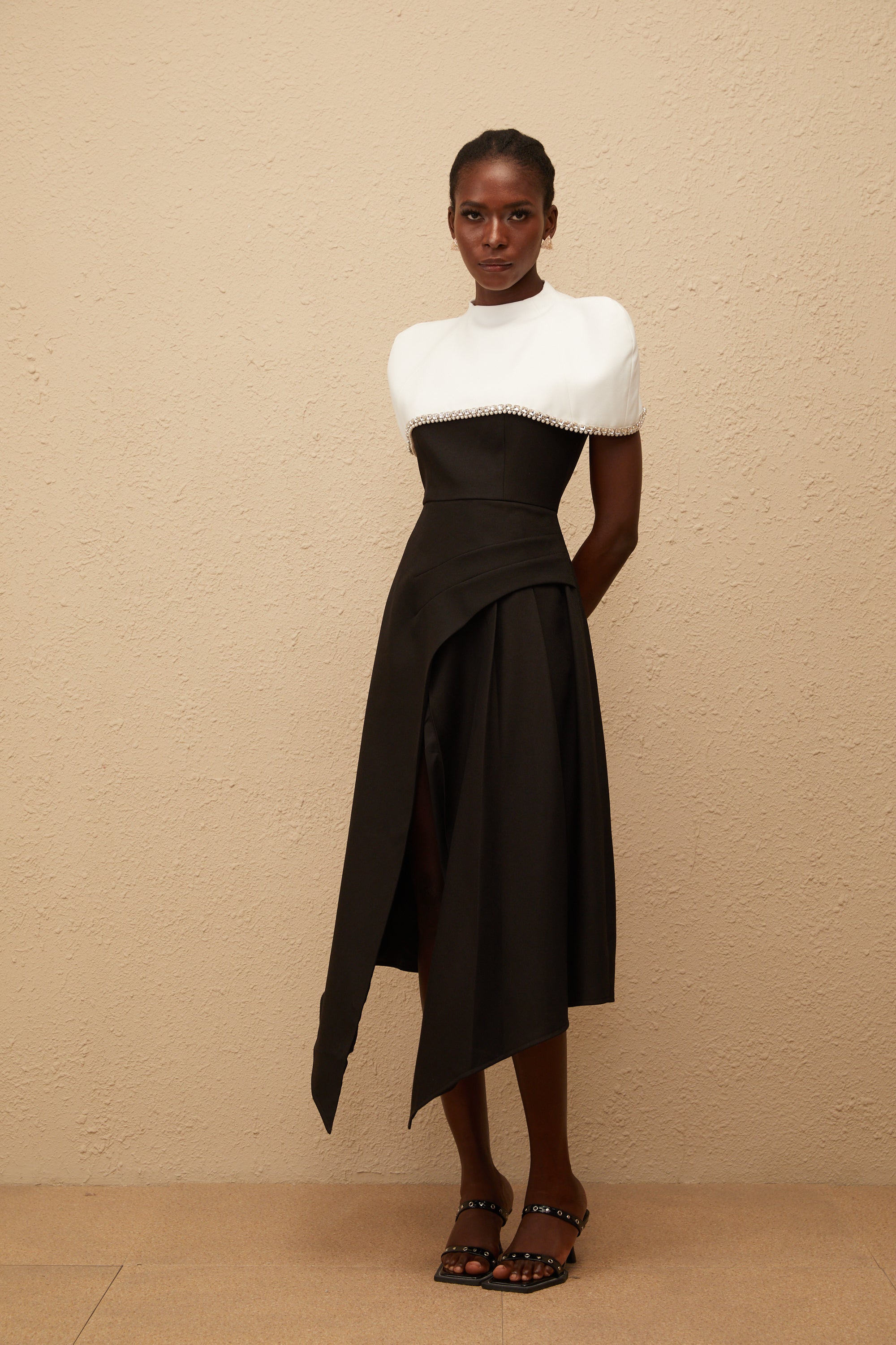 فستان فابيان متوسط الطول بألوان متعددة مع شال مزخرف