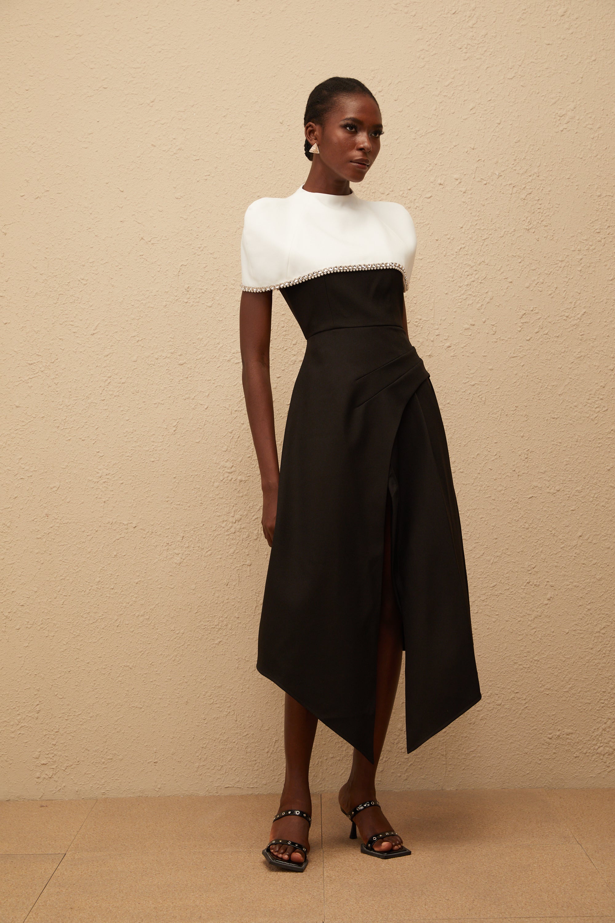 فستان فابيان متوسط الطول بألوان متعددة مع شال مزخرف