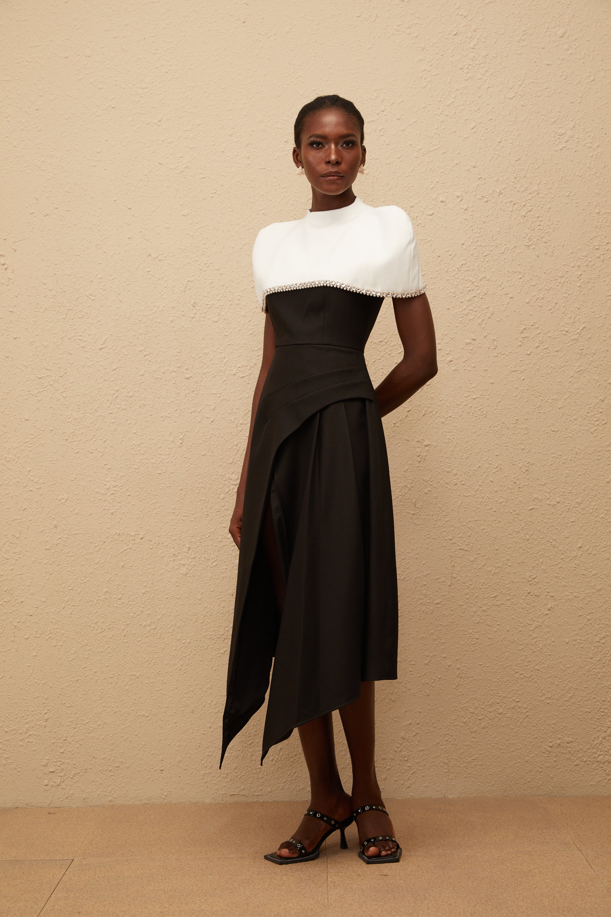 فستان فابيان متوسط الطول بألوان متعددة مع شال مزخرف