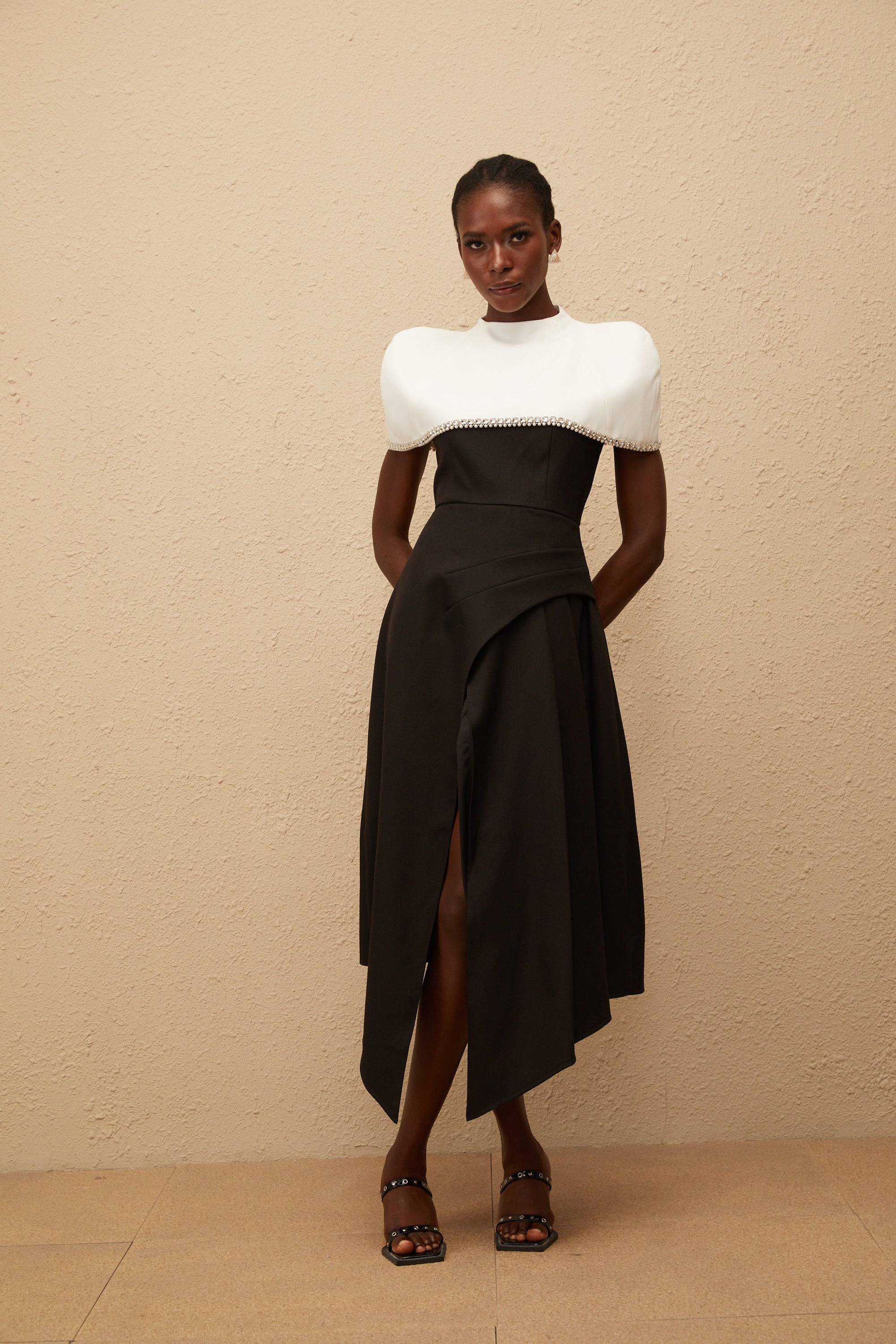 فستان فابيان متوسط الطول بألوان متعددة مع شال مزخرف