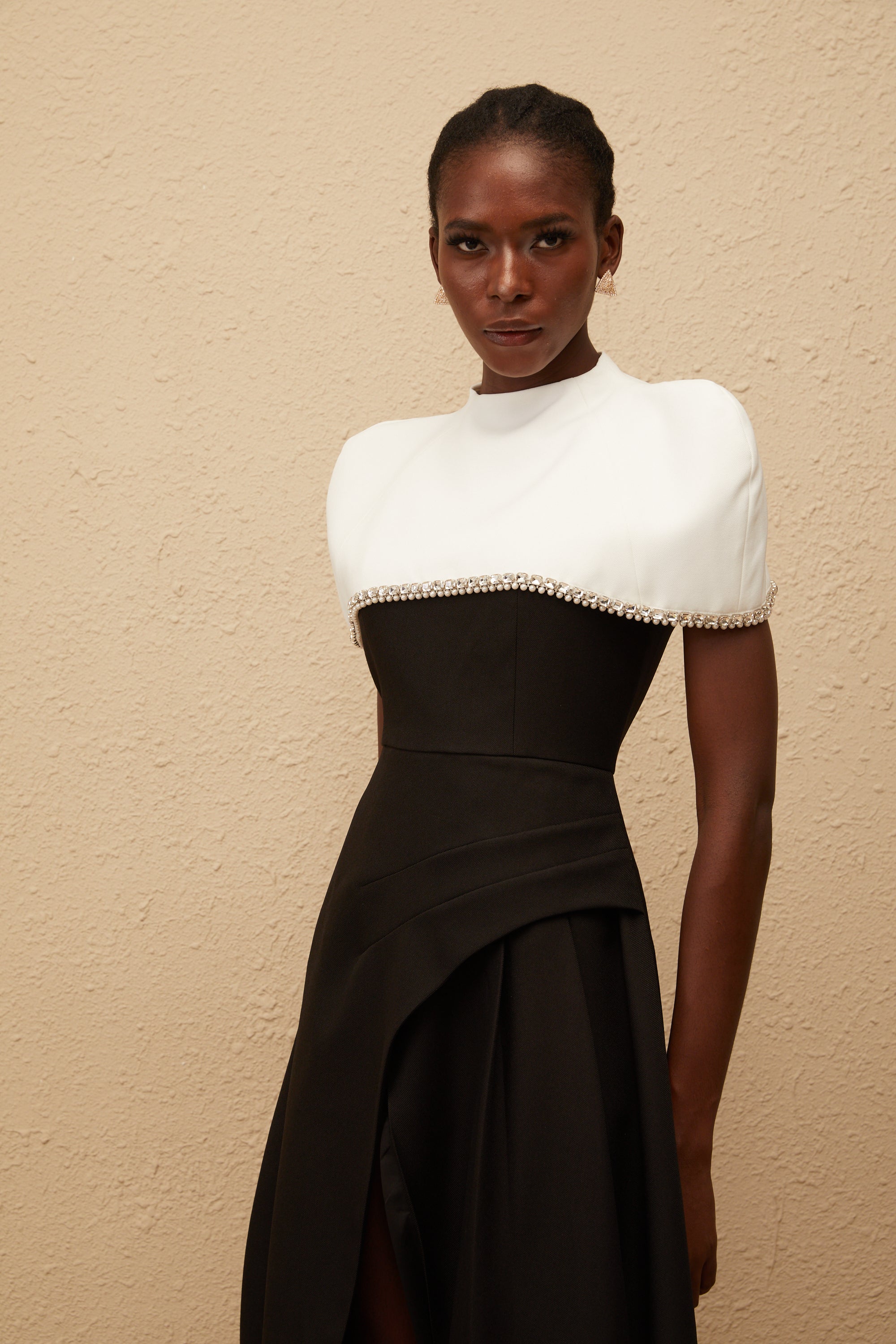 فستان فابيان متوسط الطول بألوان متعددة مع شال مزخرف