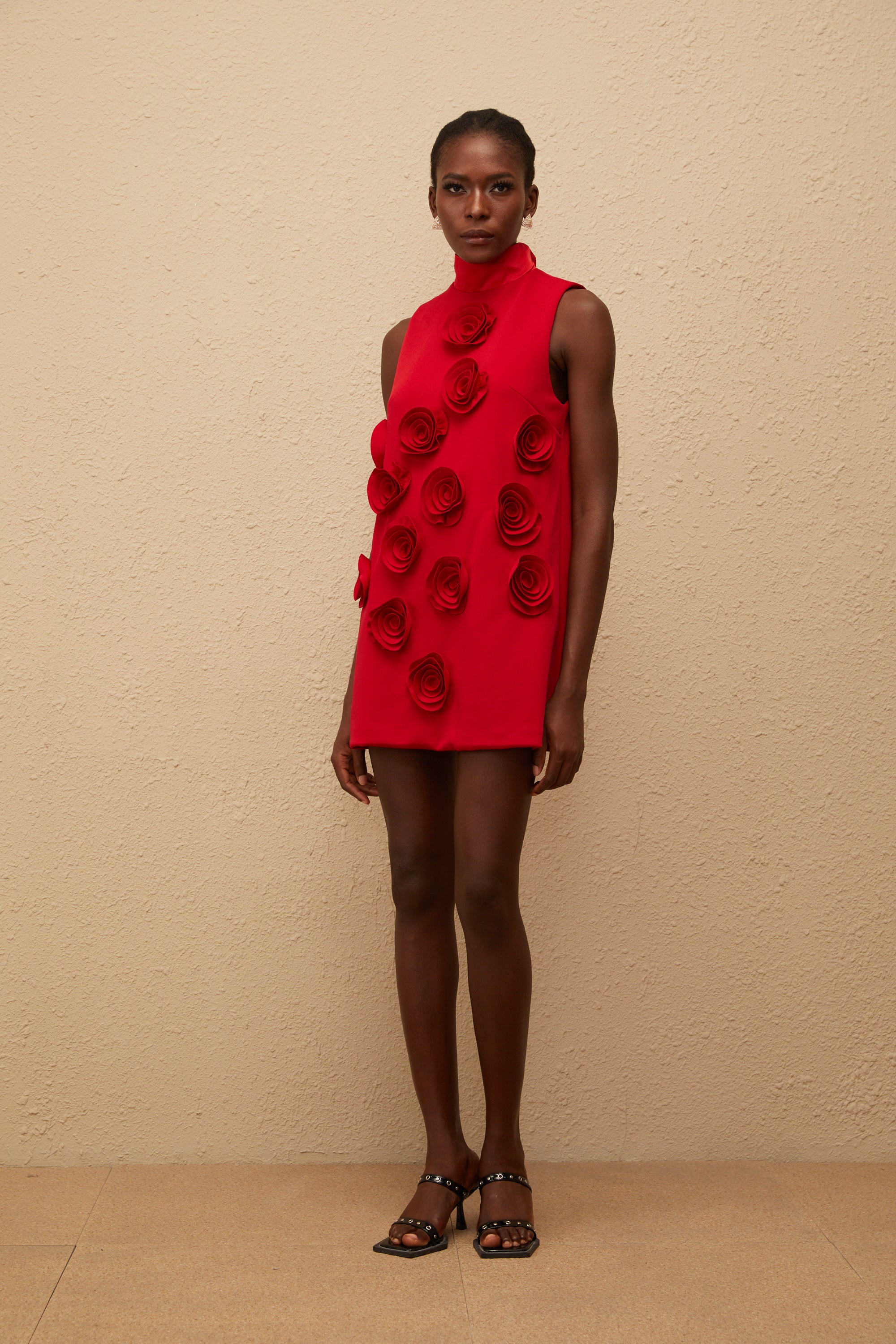 فستان قصير مزين بالورود الحمراء من Ysandre