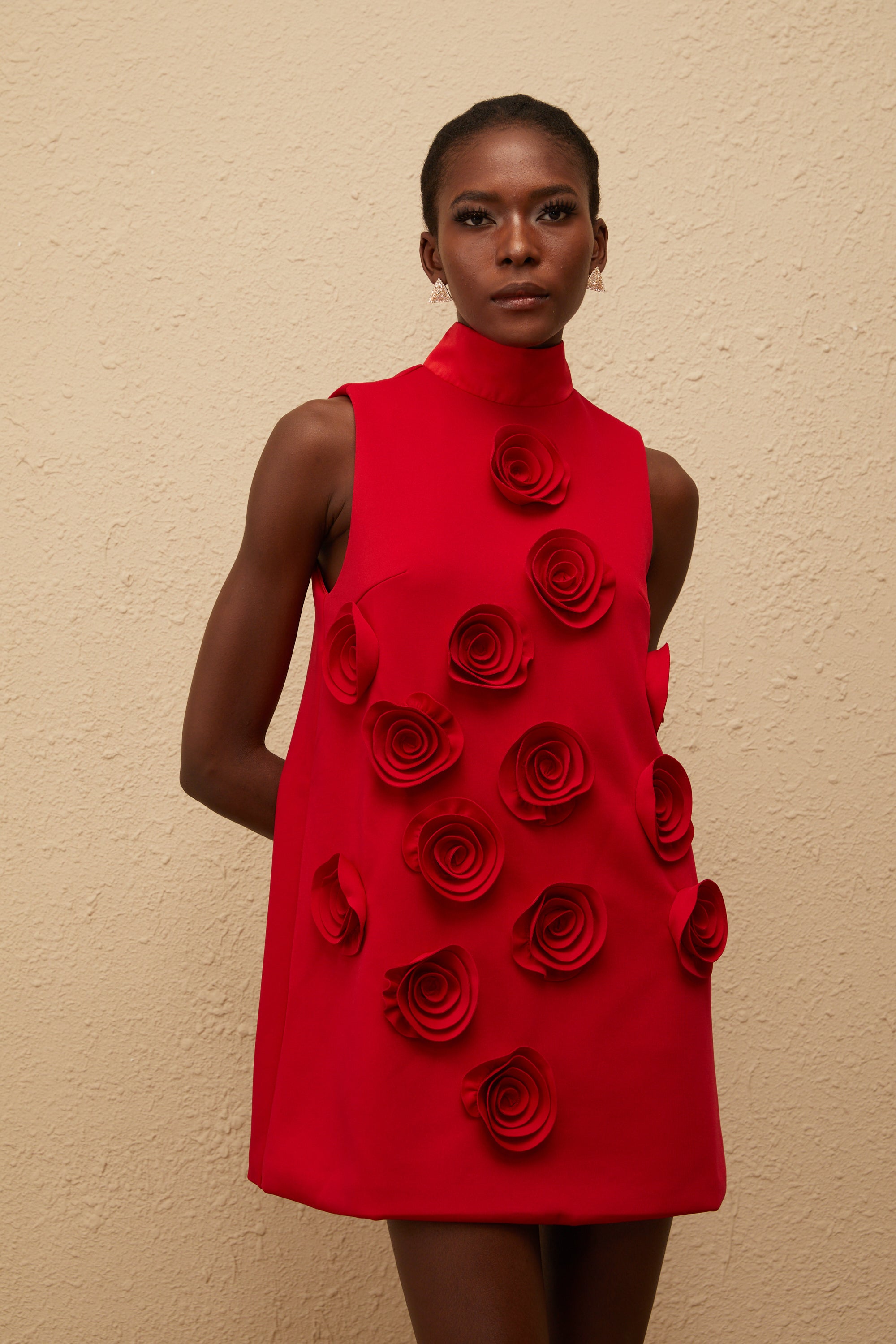 فستان قصير مزين بالورود الحمراء من Ysandre