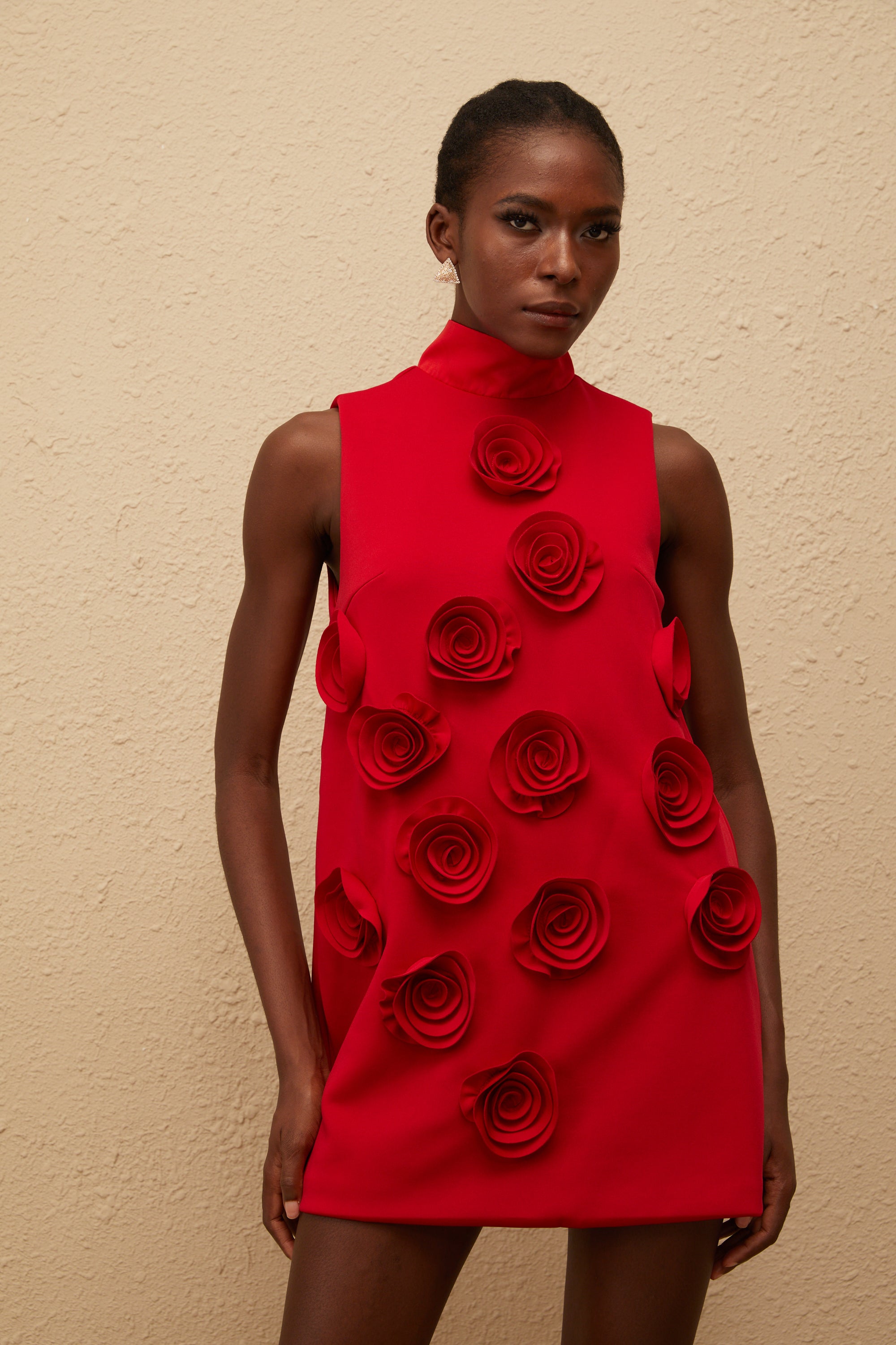 فستان قصير مزين بالورود الحمراء من Ysandre