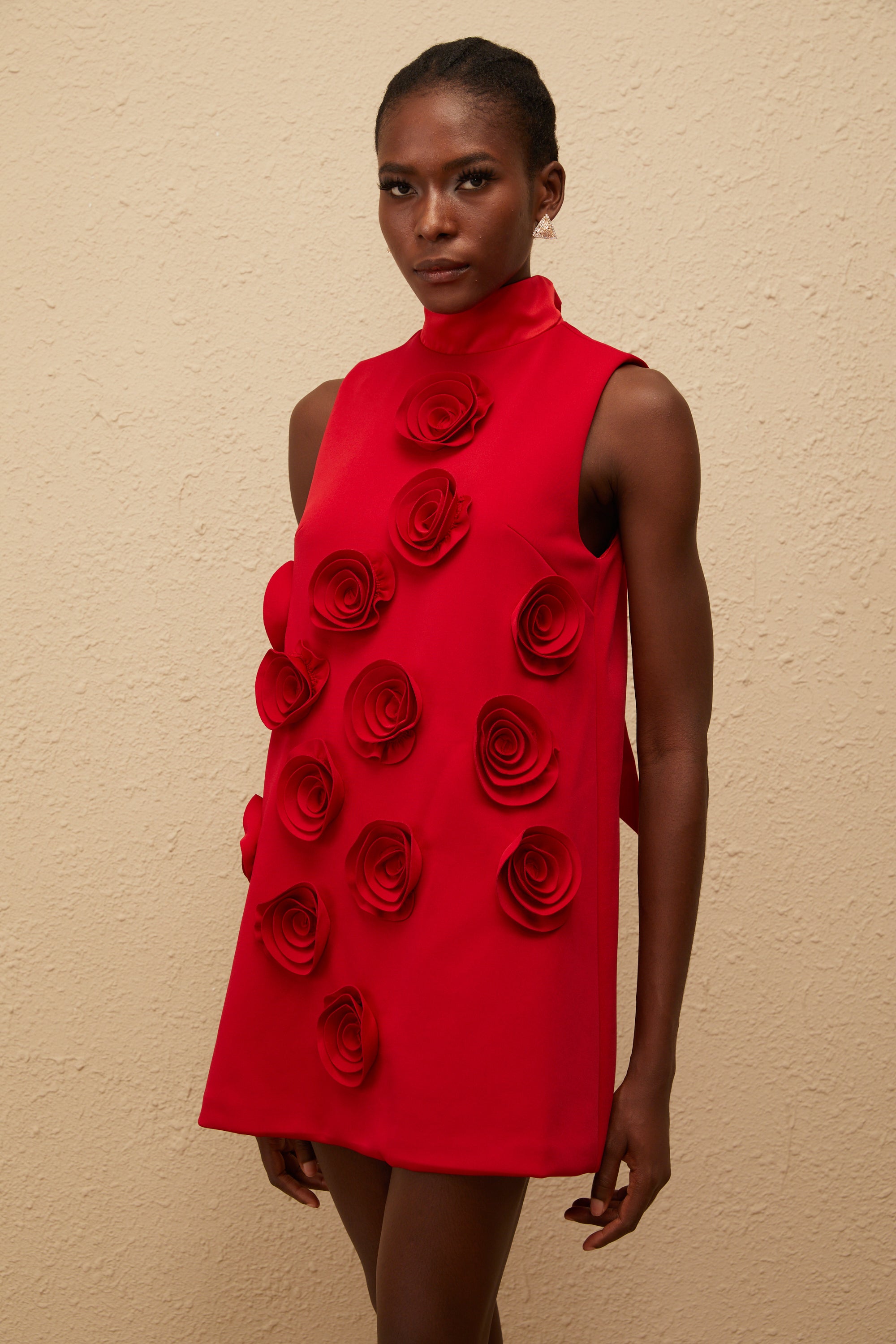 فستان قصير مزين بالورود الحمراء من Ysandre