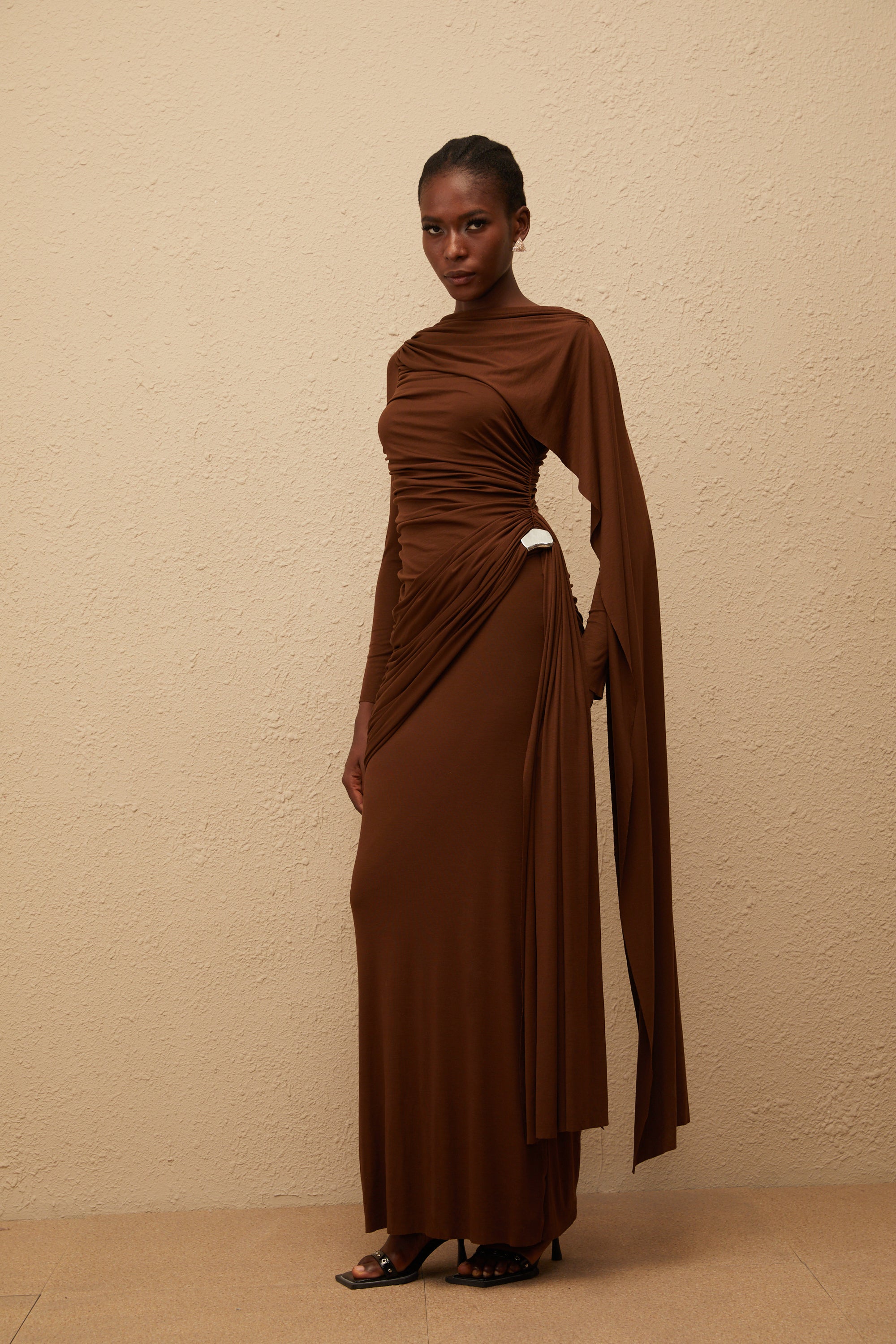 فستان ماكسي محبوك غير متماثل من بالوما براون