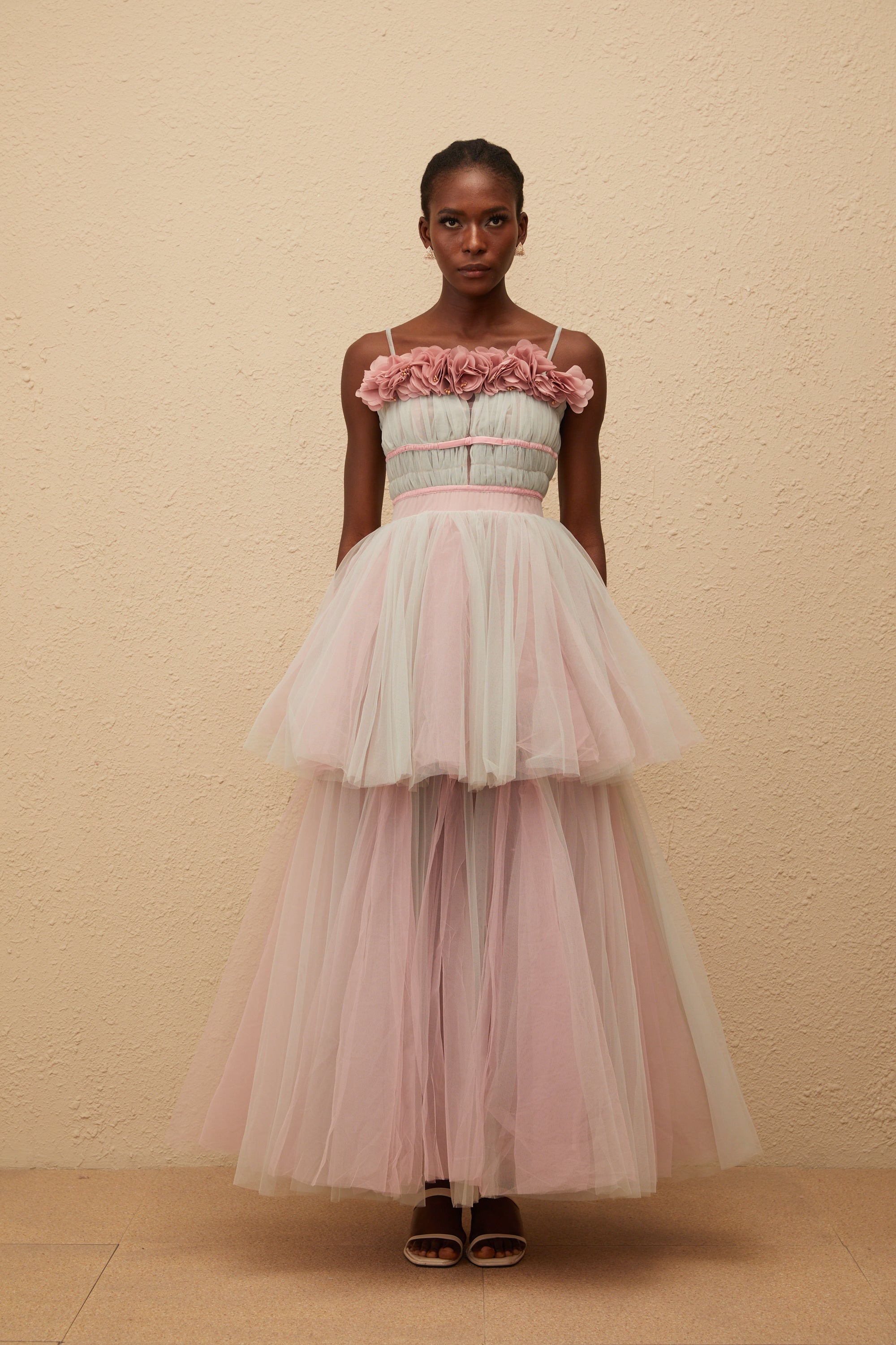 فستان هيرميون الرمادي الطويل من التول ثلاثي الأبعاد