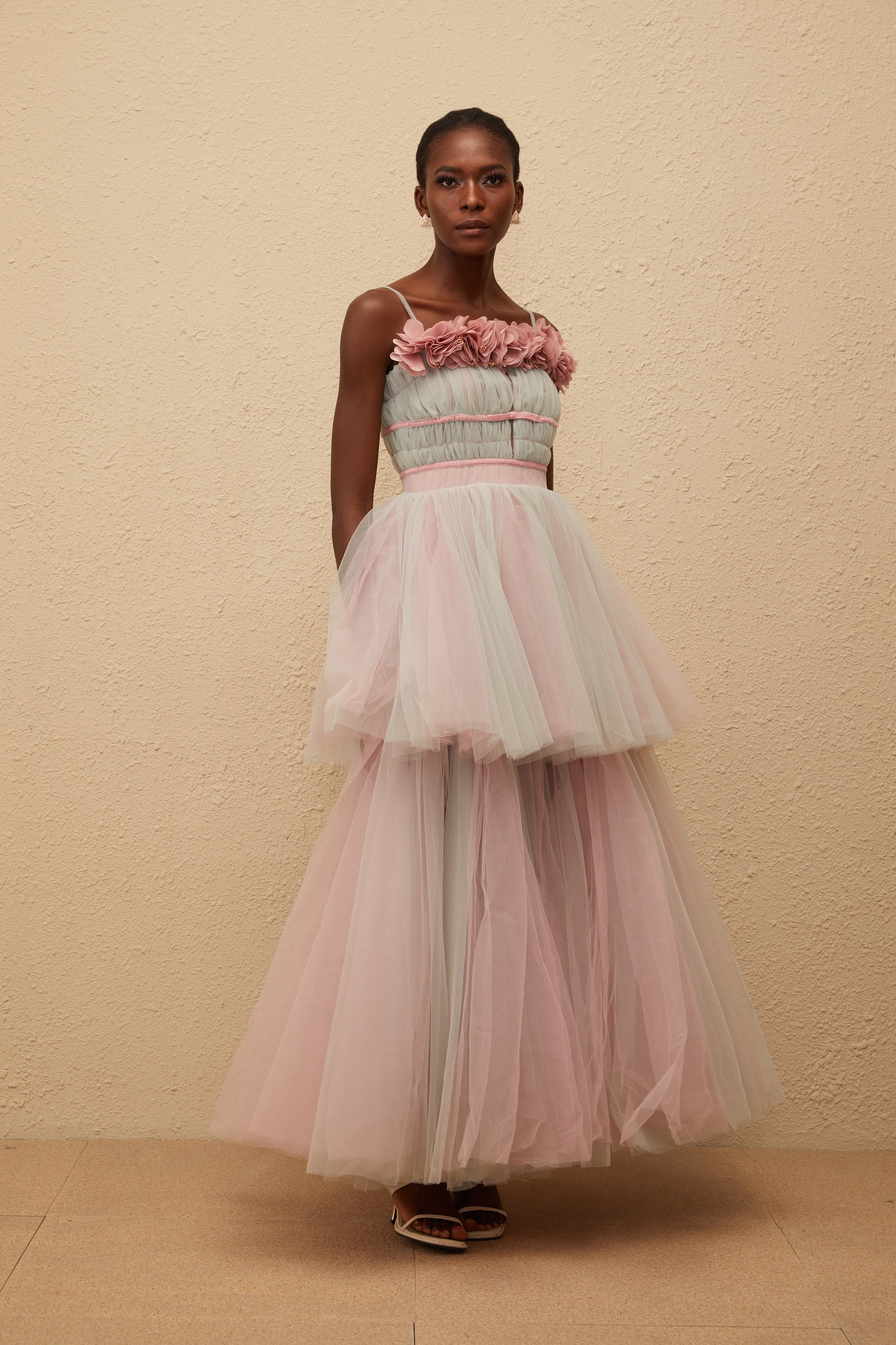 فستان هيرميون الرمادي الطويل من التول ثلاثي الأبعاد