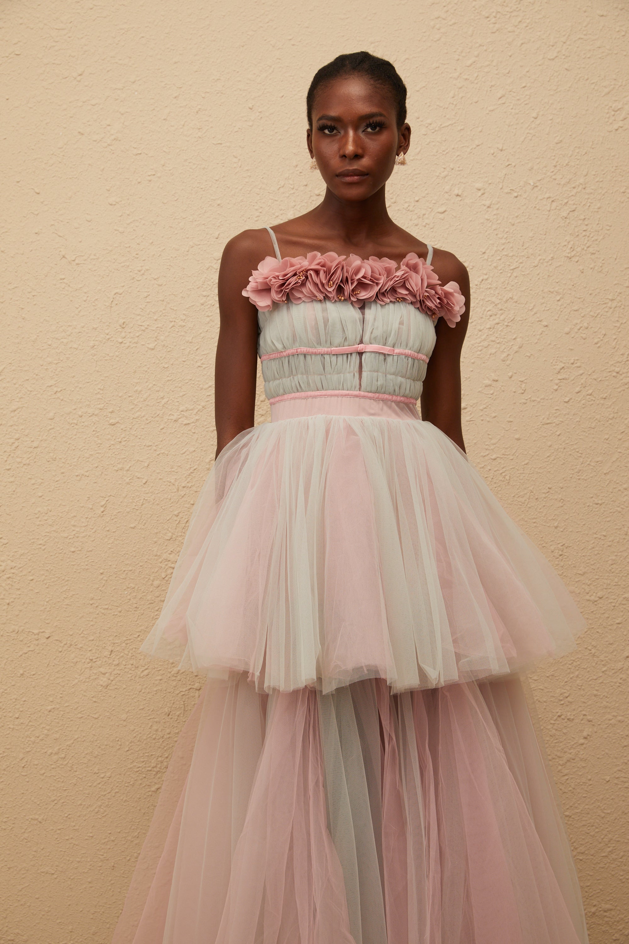 فستان هيرميون الرمادي الطويل من التول ثلاثي الأبعاد