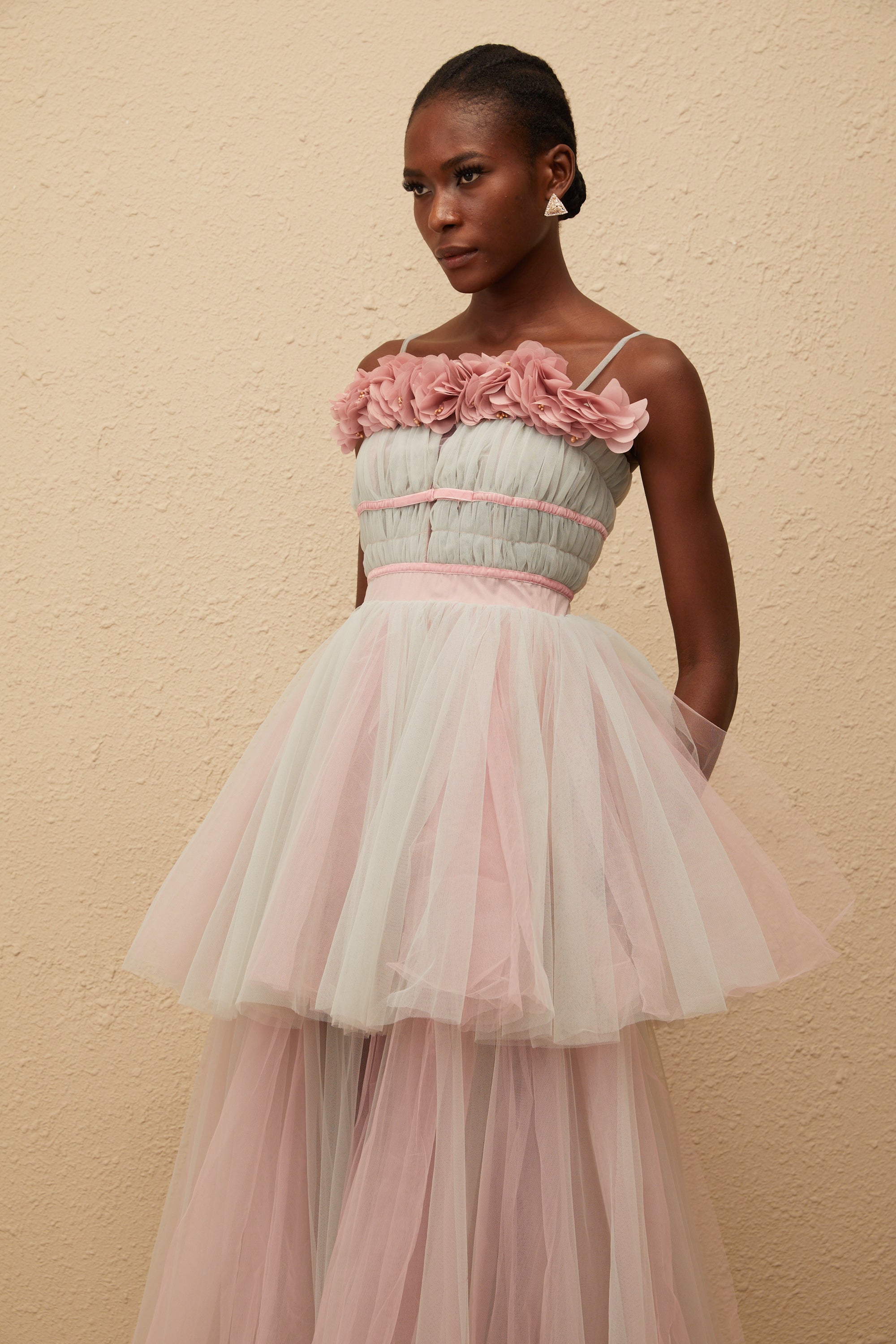 فستان هيرميون الرمادي الطويل من التول ثلاثي الأبعاد