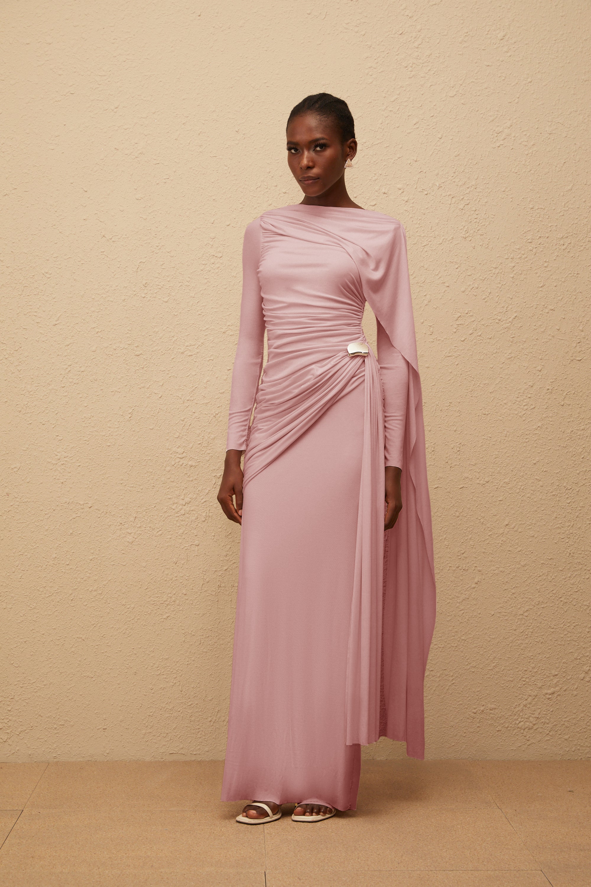 Paloma Pink – Asymmetrisches, gerüschtes Maxikleid aus Strick