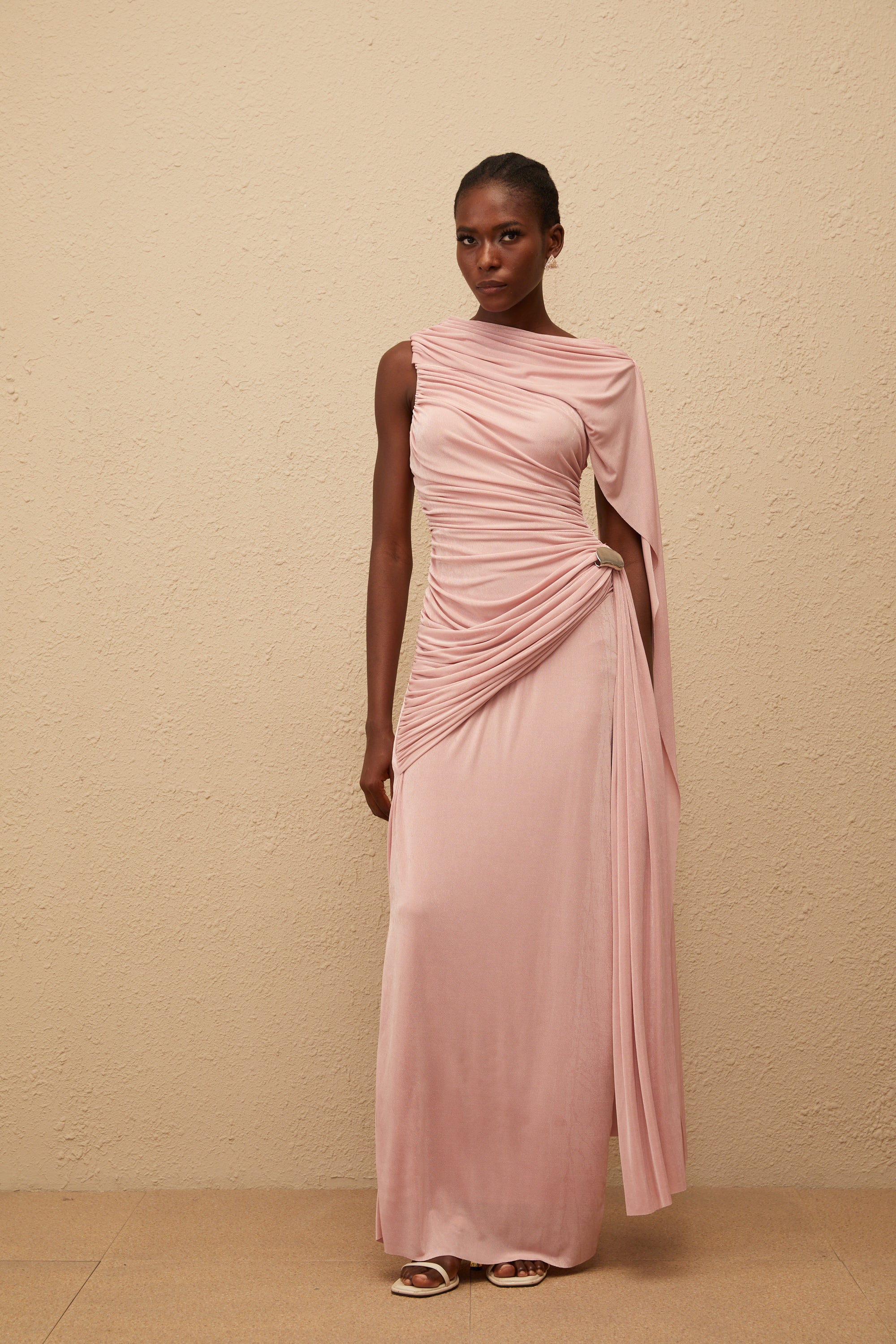 فستان ماكسي محبوك غير متماثل بدون أكمام من بالوما بينك