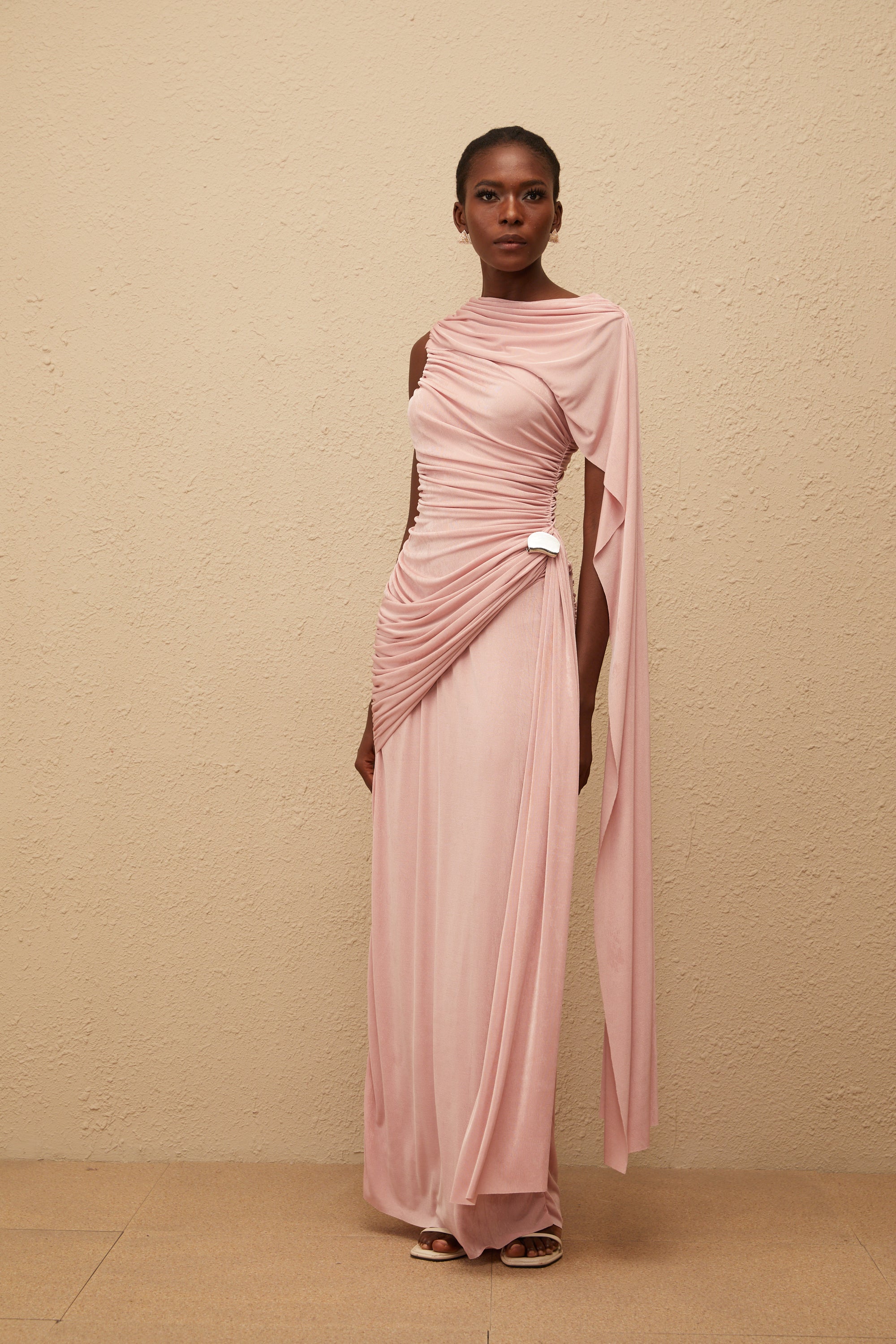 فستان ماكسي محبوك غير متماثل بدون أكمام من بالوما بينك