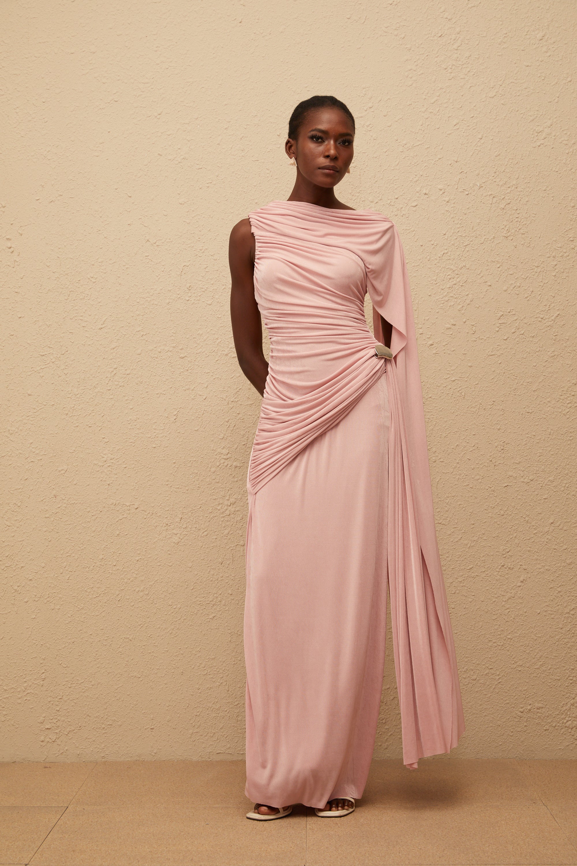 فستان ماكسي محبوك غير متماثل بدون أكمام من بالوما بينك