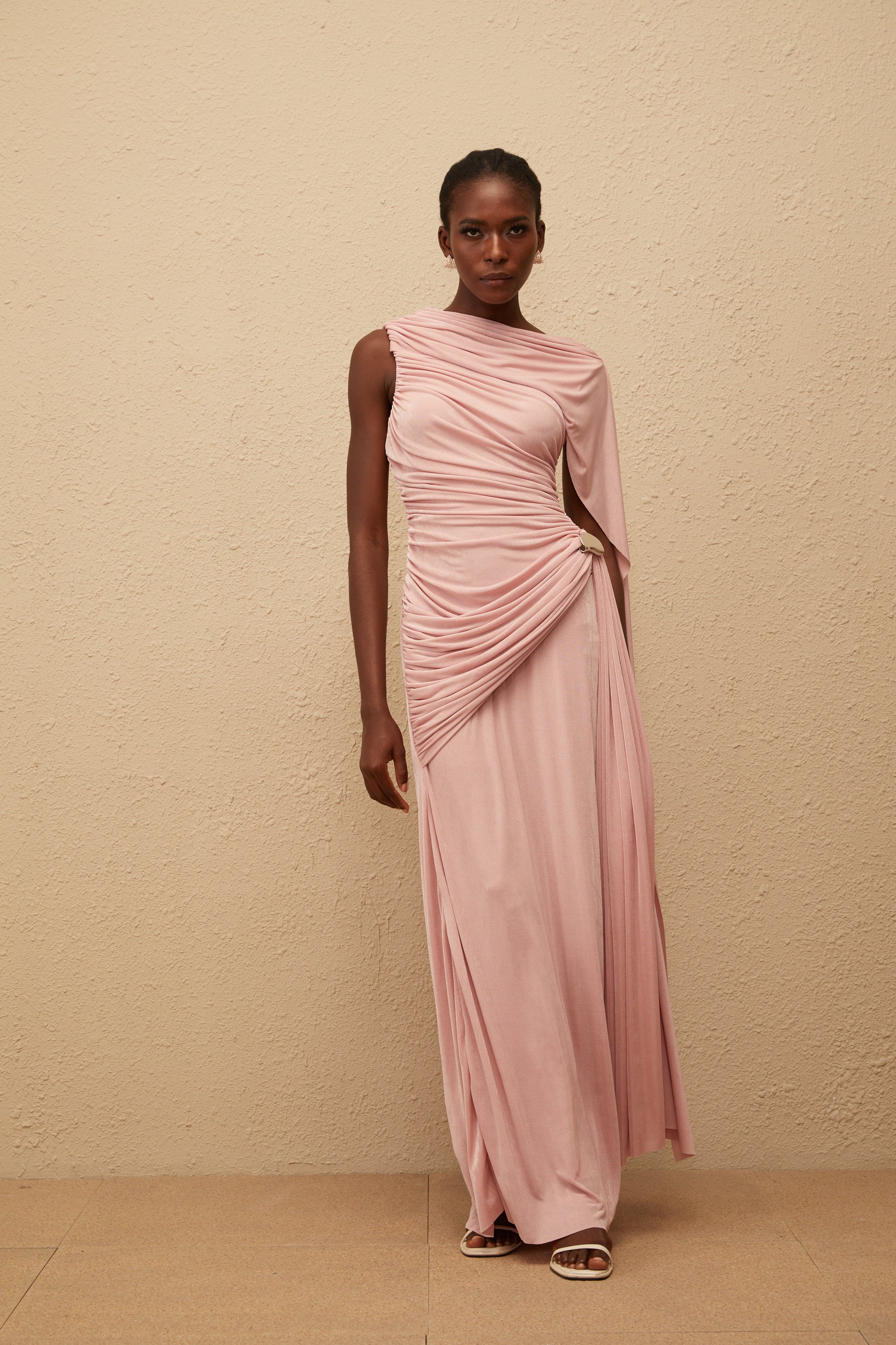 فستان ماكسي محبوك غير متماثل بدون أكمام من بالوما بينك