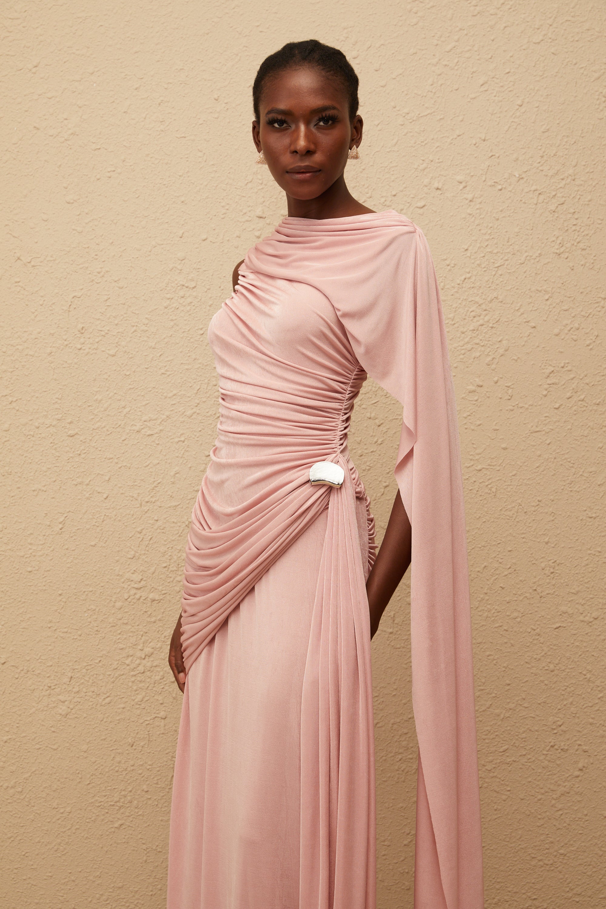 فستان ماكسي محبوك غير متماثل بدون أكمام من بالوما بينك