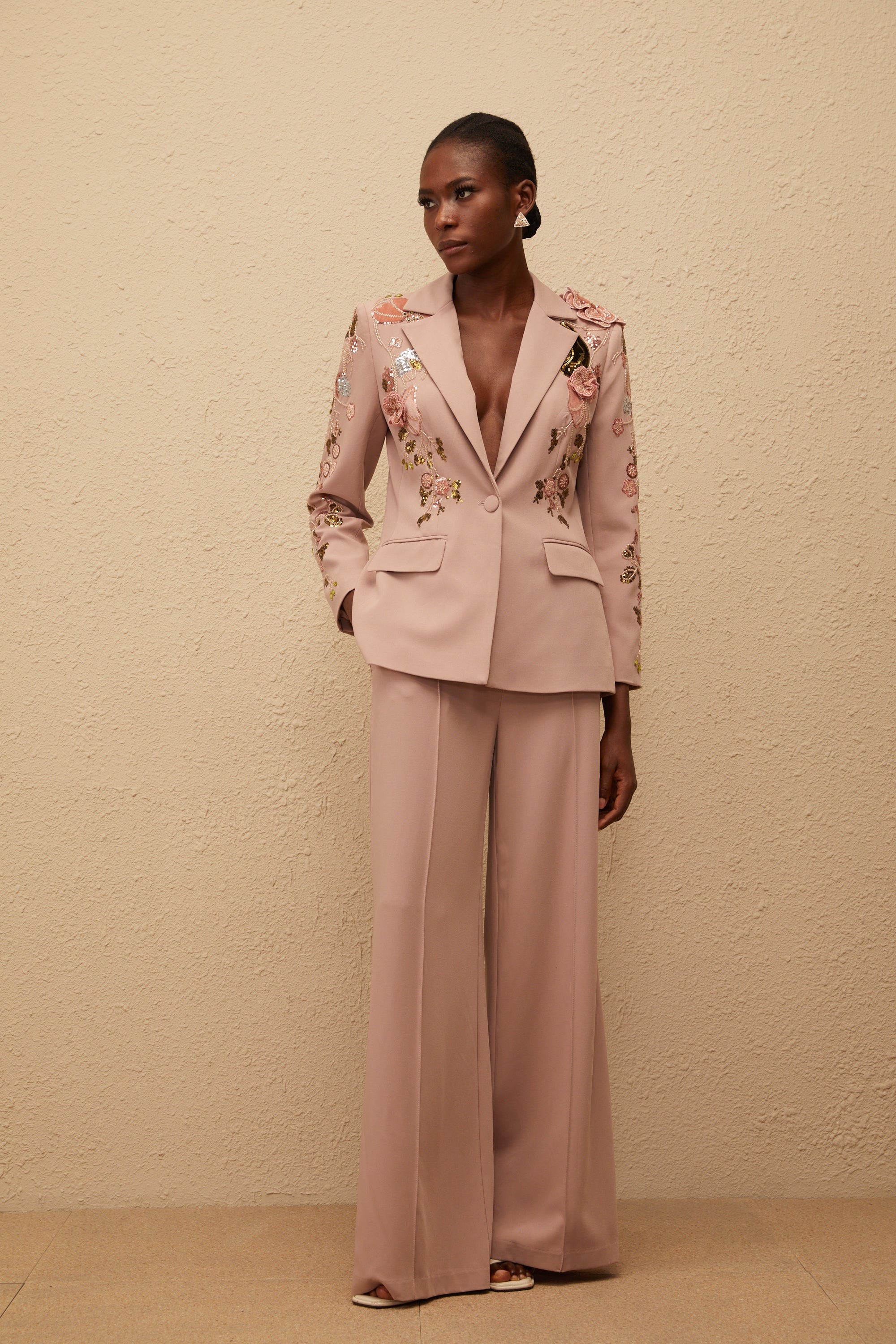 طقم بليزر وبنطال مورغان الوردي الباهت المزين بالترتر والزهور