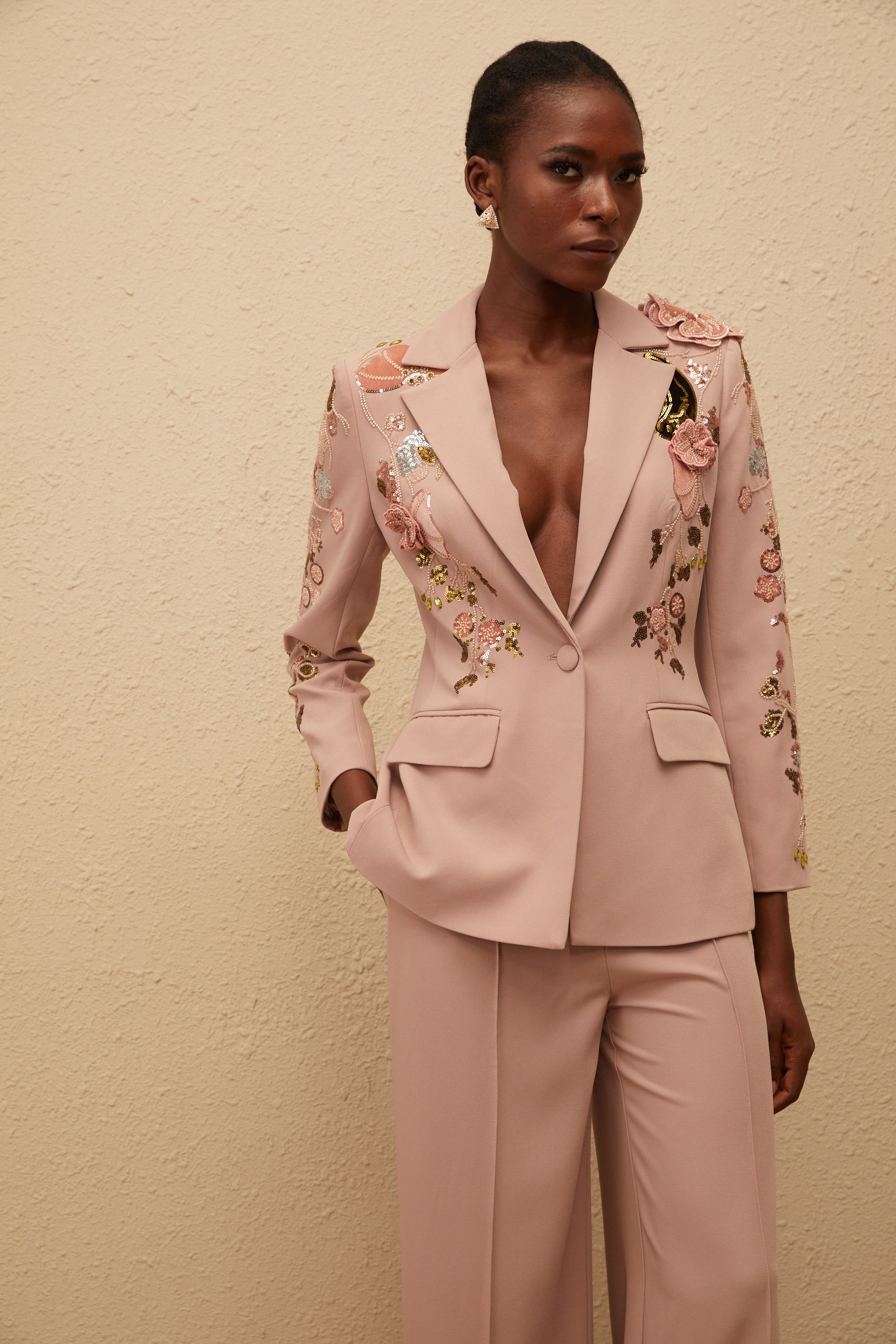 طقم بليزر وبنطال مورغان الوردي الباهت المزين بالترتر والزهور