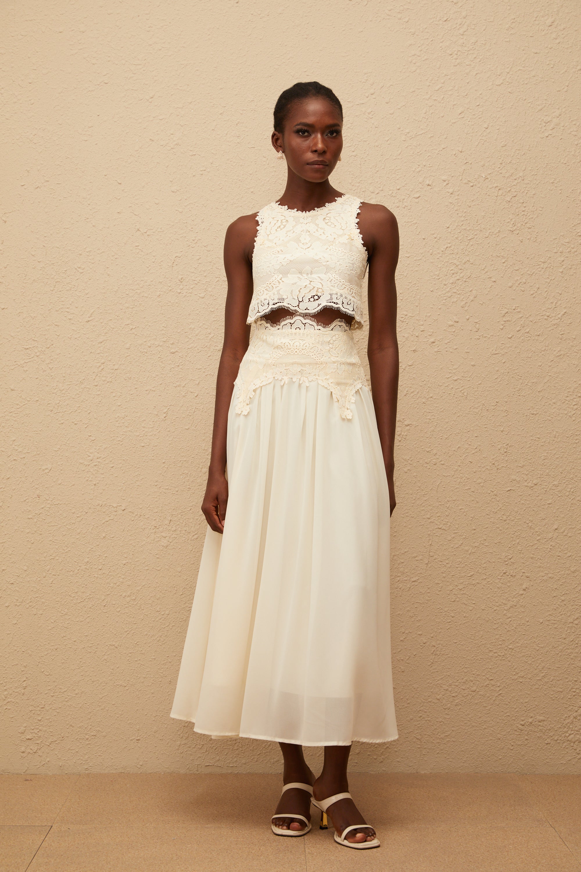 طقم بلوزة وتنورة من الدانتيل الأبيض المزهر من كلوثيلد