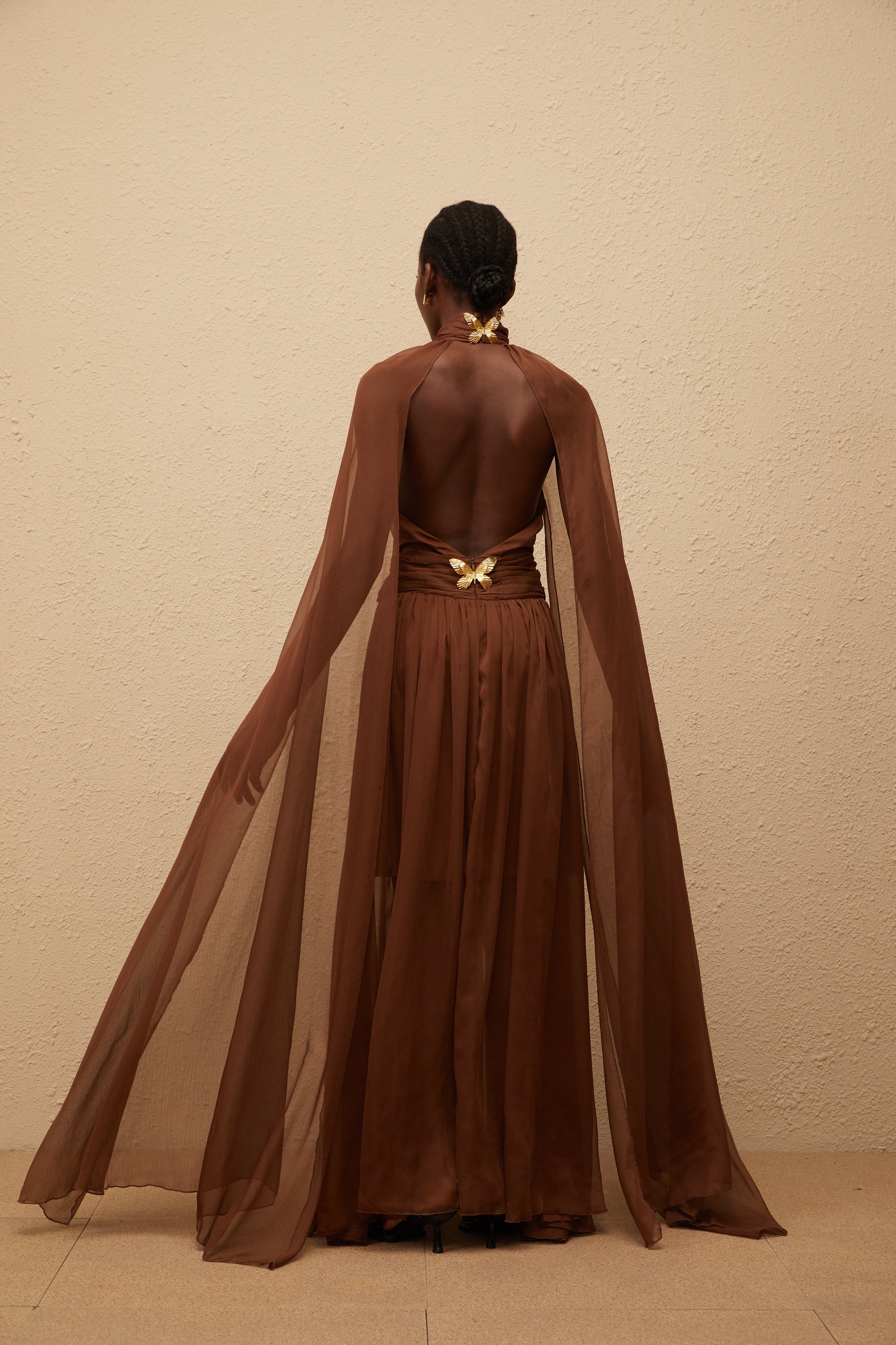 Coralie Brown – Plissiertes Tüllkleid im Cape-Design